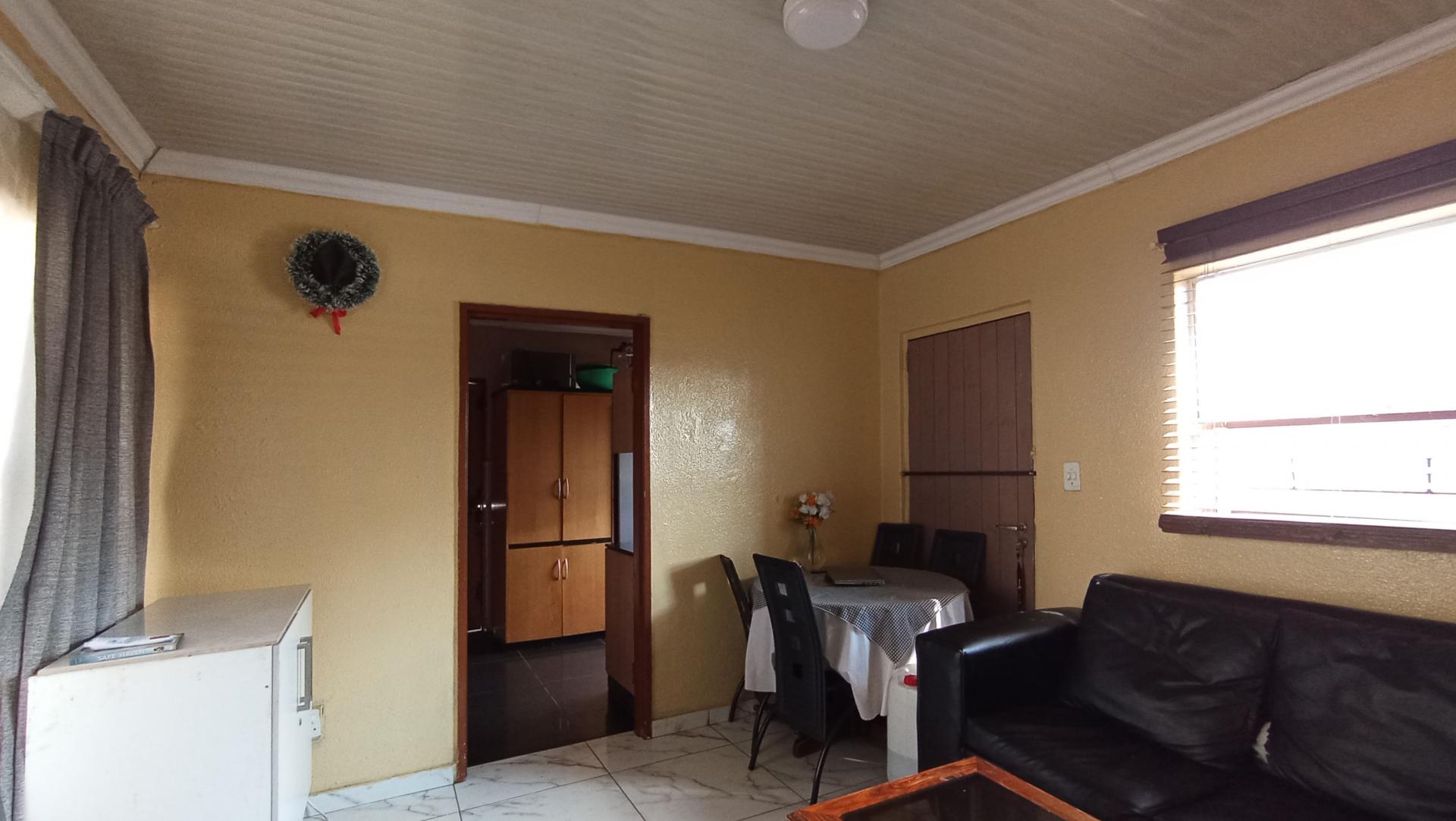 Lounges - 14 square meters of property in Zakariyya Park