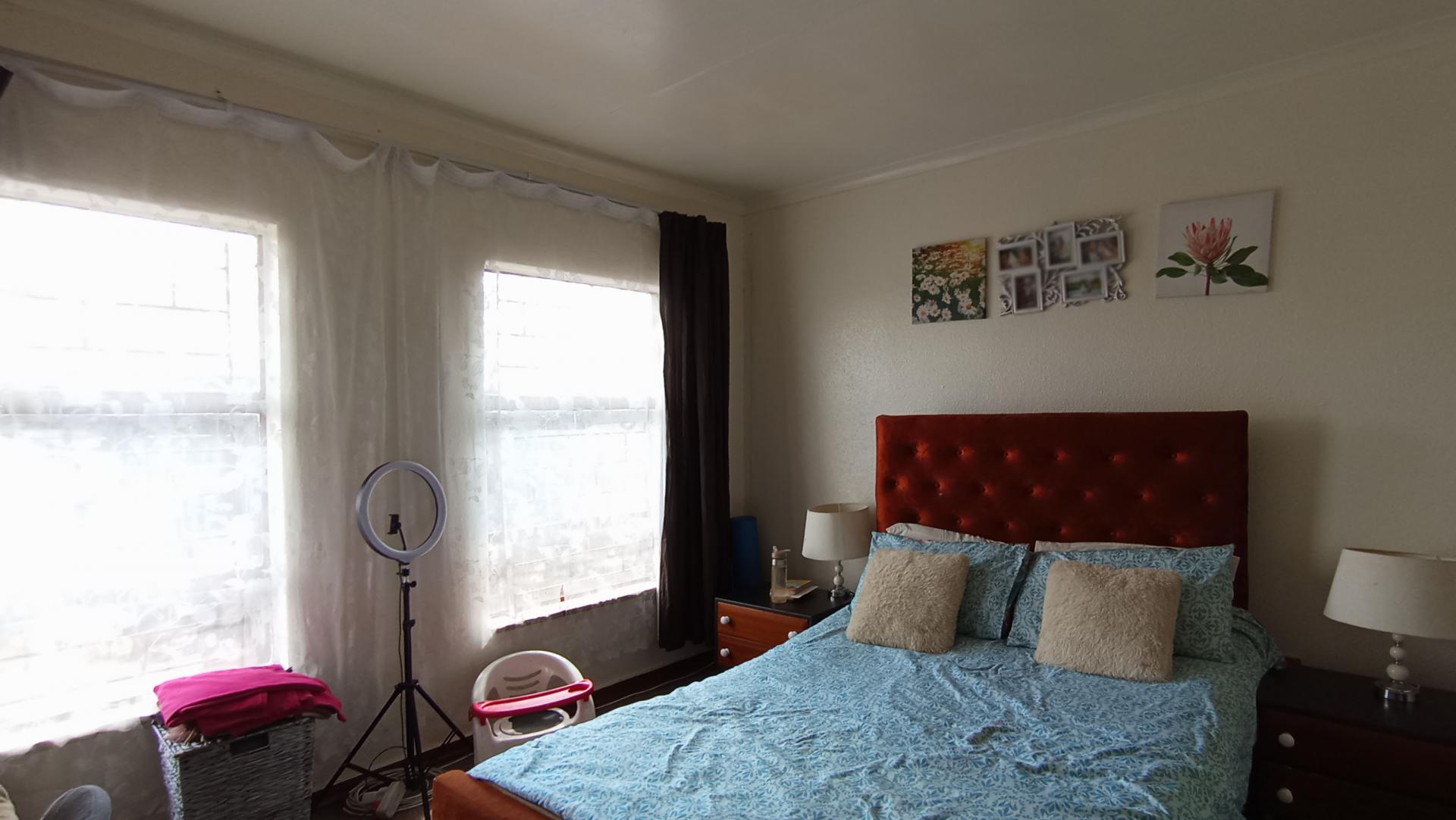 Bed Room 1 - 12 square meters of property in Zakariyya Park