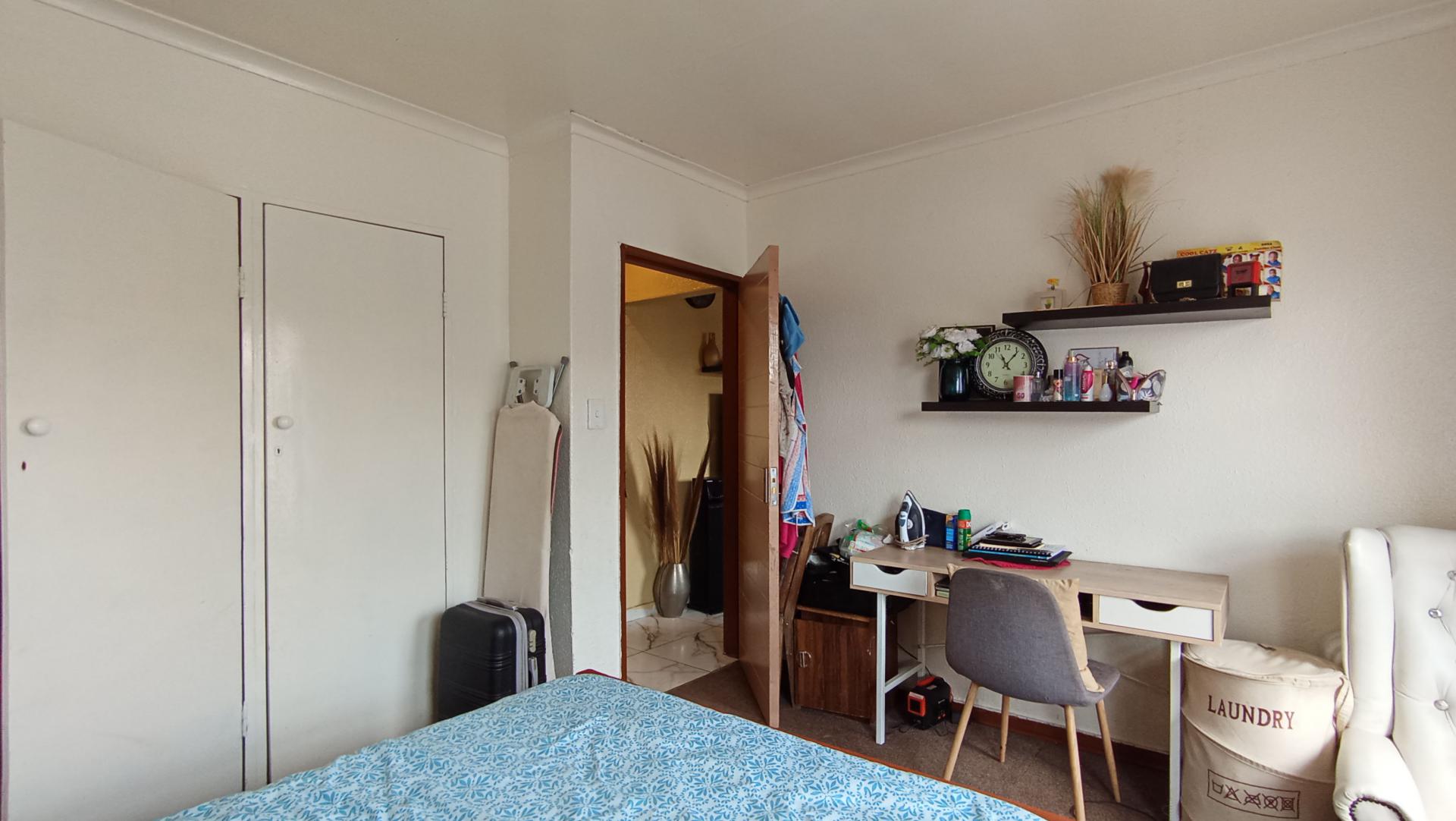 Bed Room 1 - 12 square meters of property in Zakariyya Park