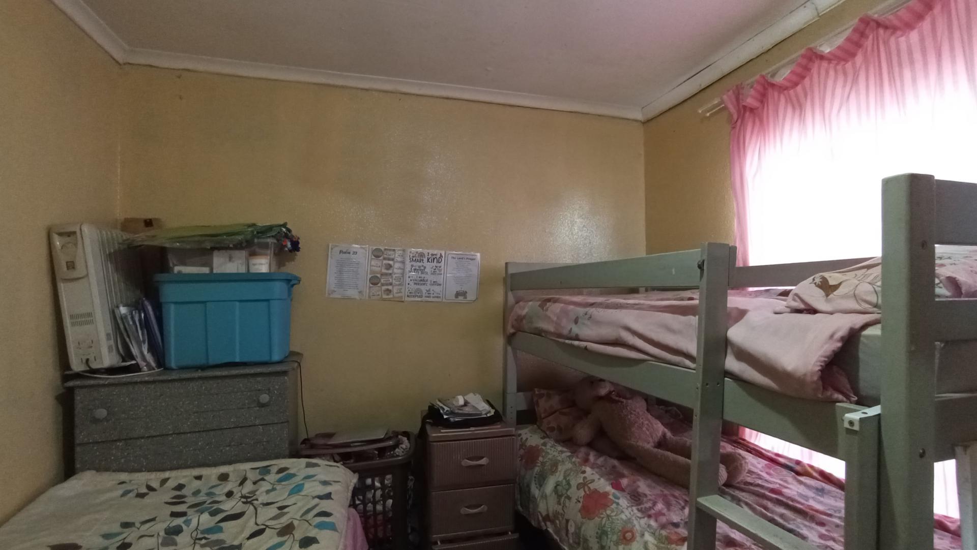 Bed Room 2 - 10 square meters of property in Zakariyya Park