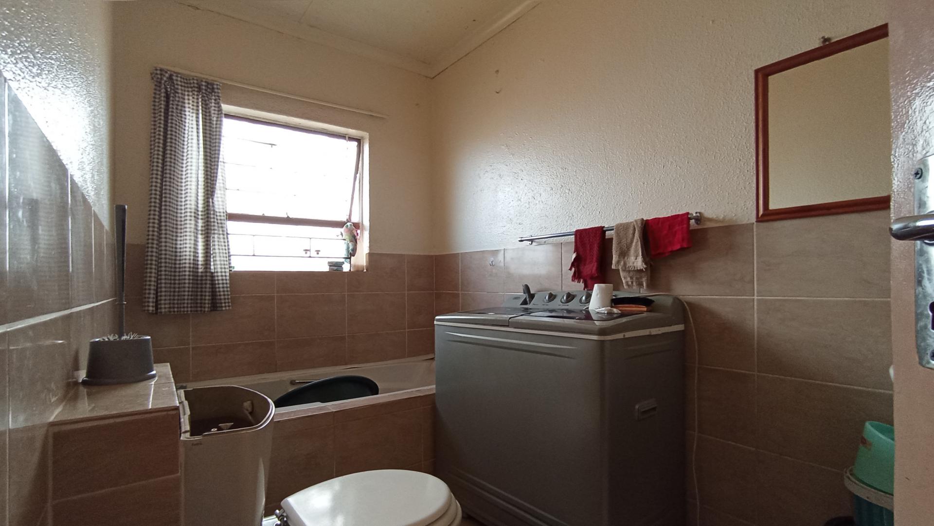 Bathroom 1 - 5 square meters of property in Zakariyya Park
