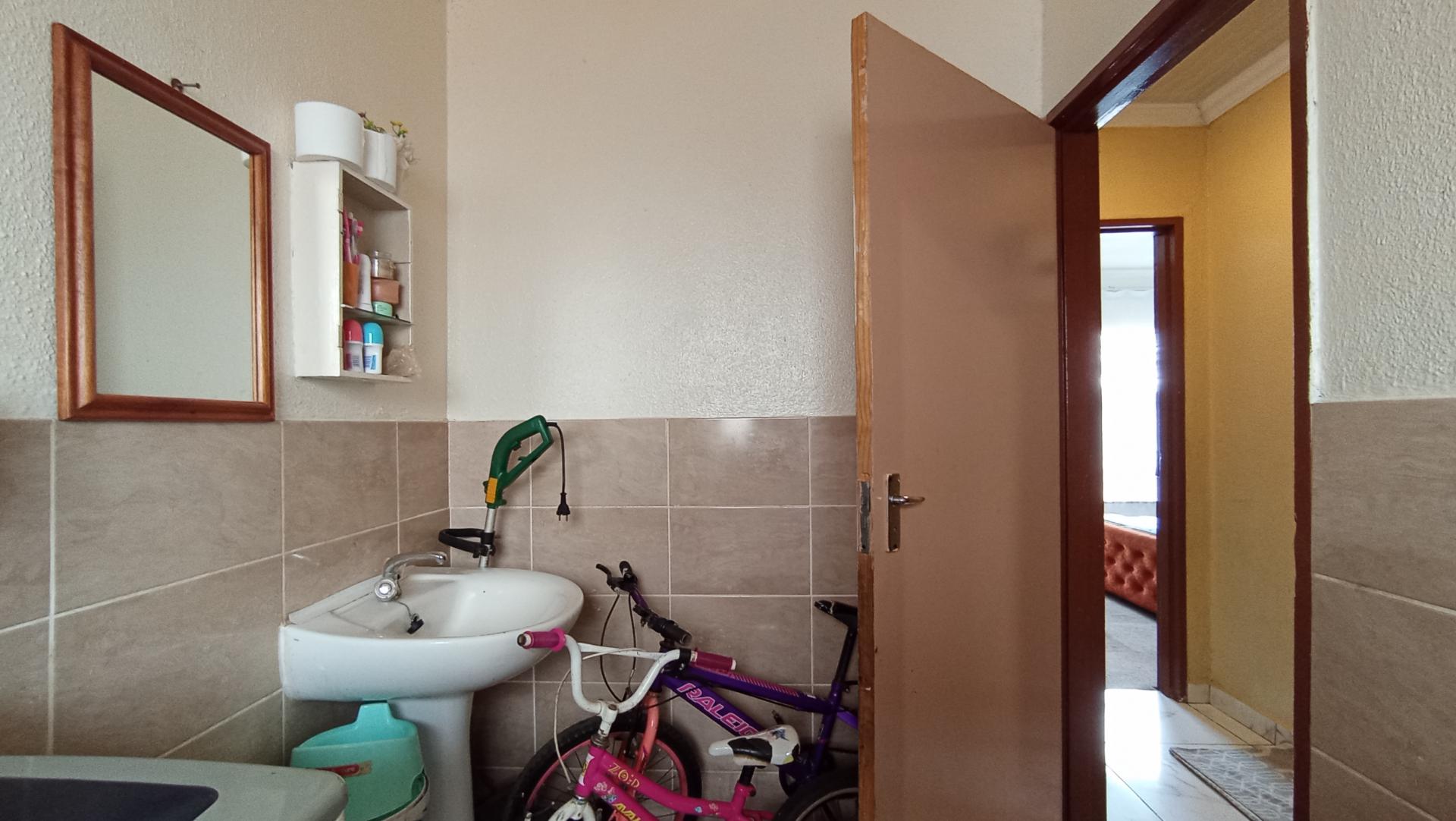 Bathroom 1 - 5 square meters of property in Zakariyya Park