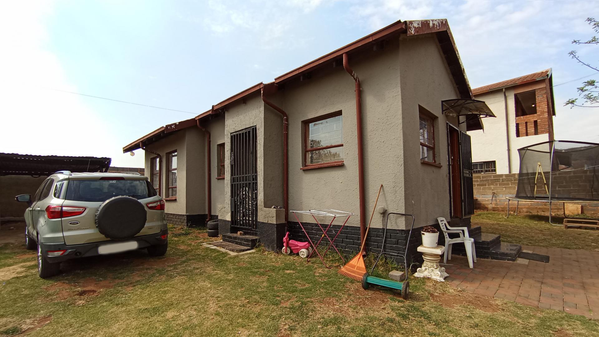 Front View of property in Zakariyya Park