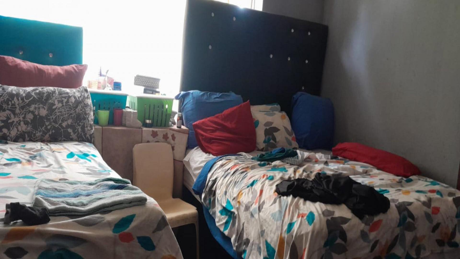 Bed Room 1 of property in Bezuidenhout Valley