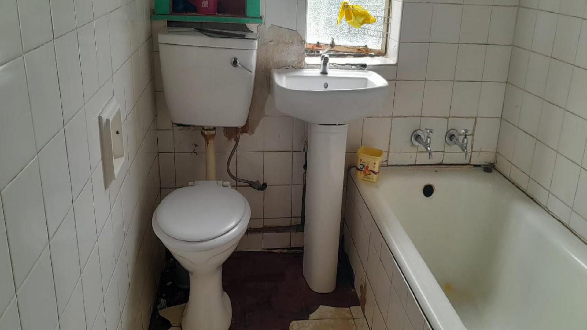 Bathroom 1 of property in Bezuidenhout Valley