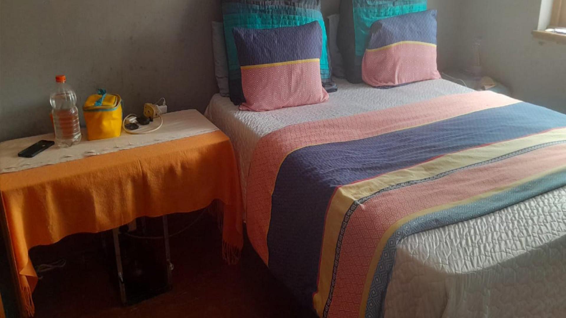 Bed Room 5+ of property in Bezuidenhout Valley