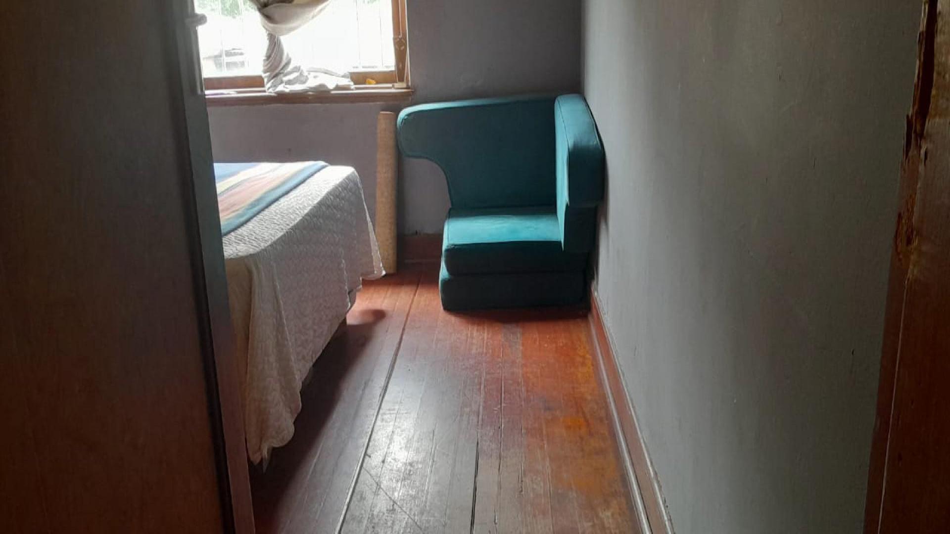 Bed Room 5+ of property in Bezuidenhout Valley