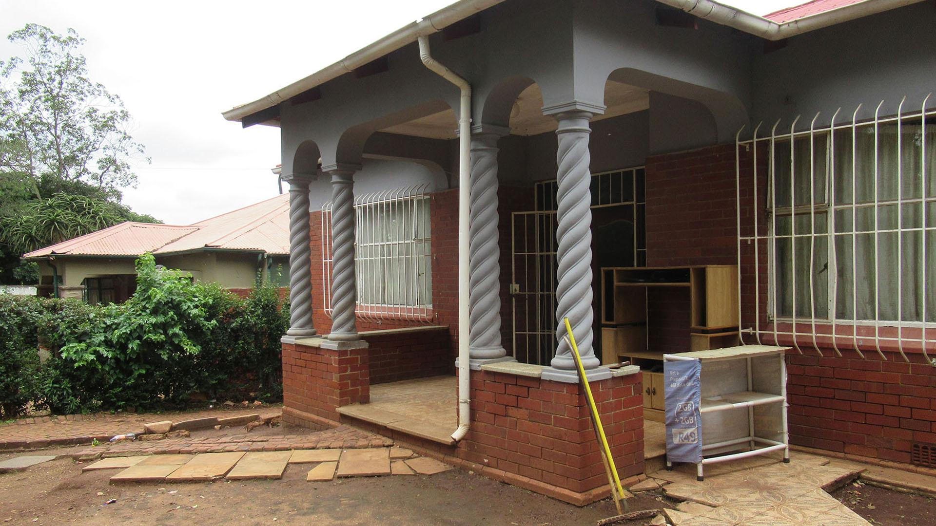 Front View of property in Bezuidenhout Valley