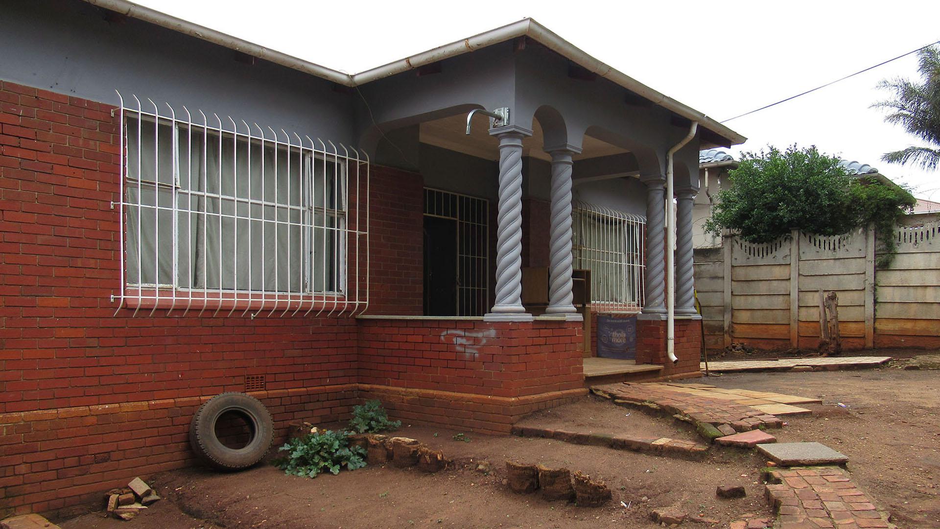 Front View of property in Bezuidenhout Valley