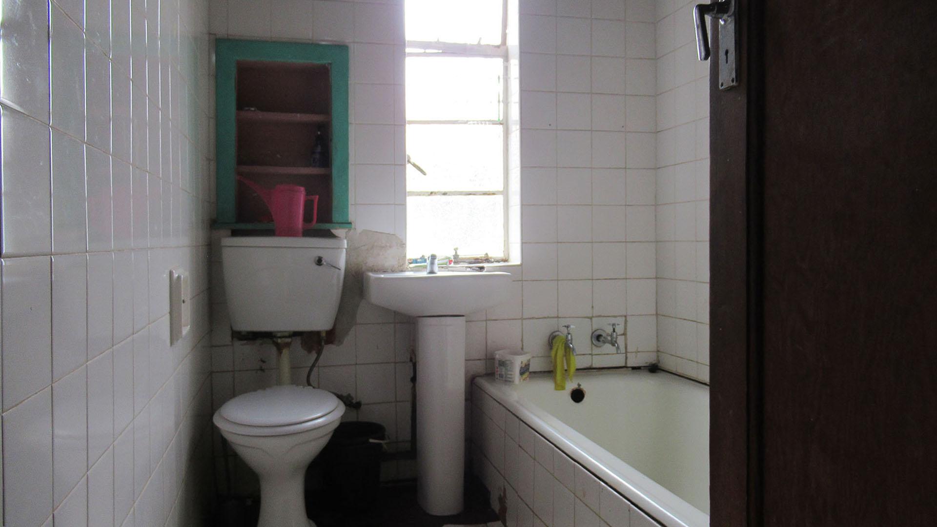 Bathroom 1 - 4 square meters of property in Bezuidenhout Valley