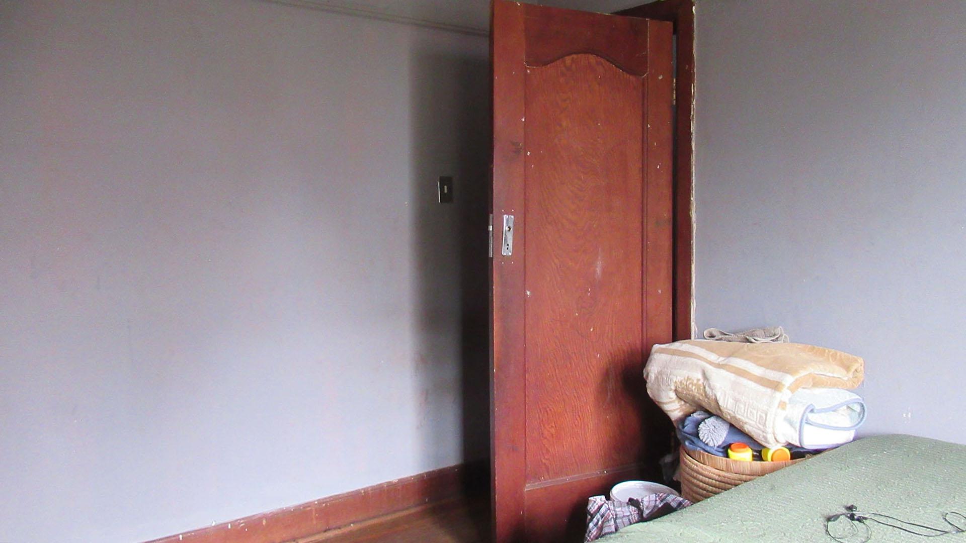 Bed Room 1 - 14 square meters of property in Bezuidenhout Valley