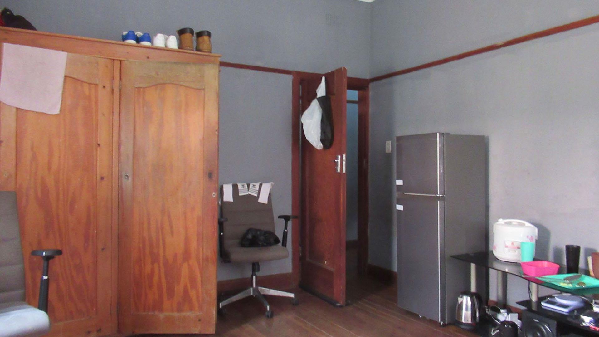 Bed Room 2 - 20 square meters of property in Bezuidenhout Valley