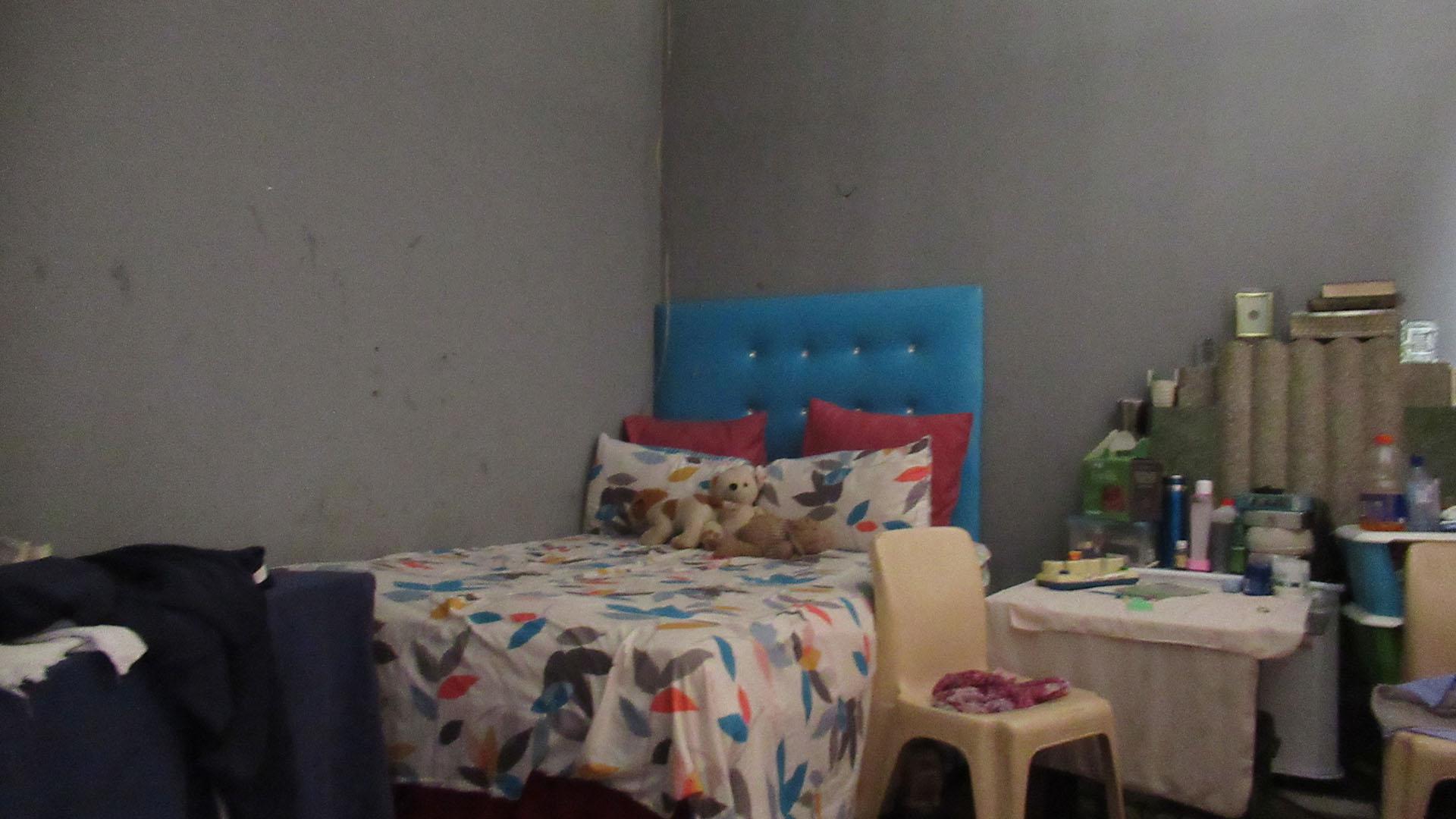 Lounges - 33 square meters of property in Bezuidenhout Valley