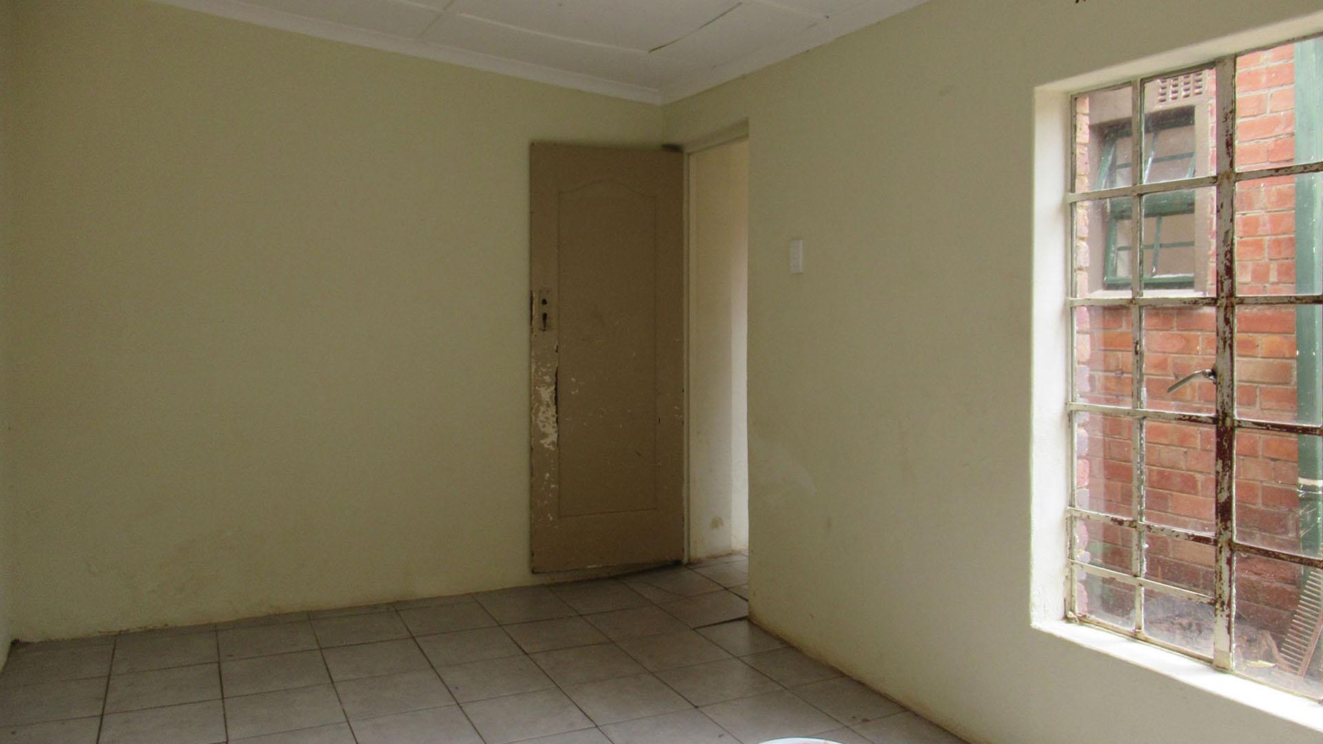 Bed Room 4 - 10 square meters of property in Bezuidenhout Valley