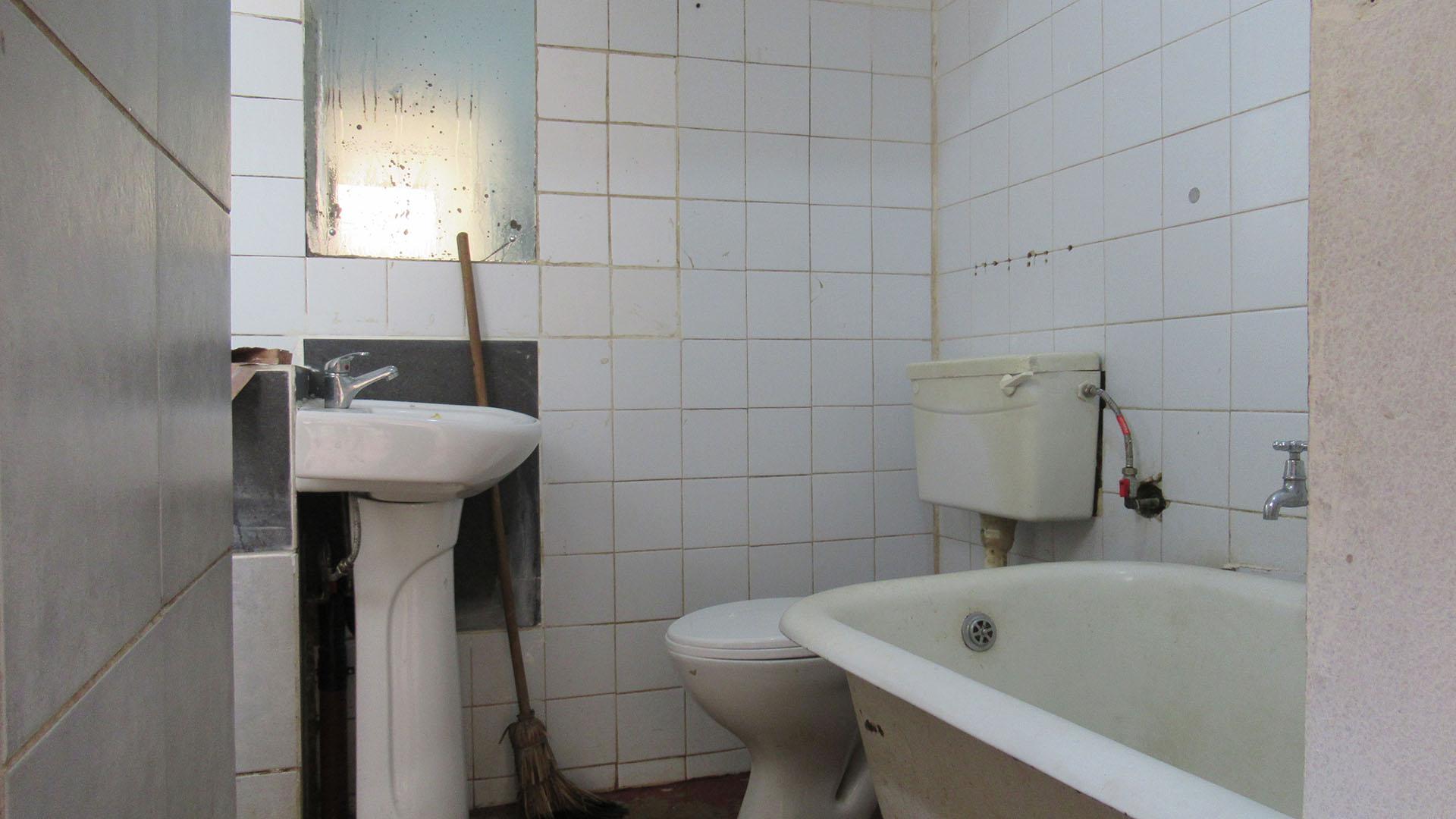 Bathroom 2 - 4 square meters of property in Bezuidenhout Valley
