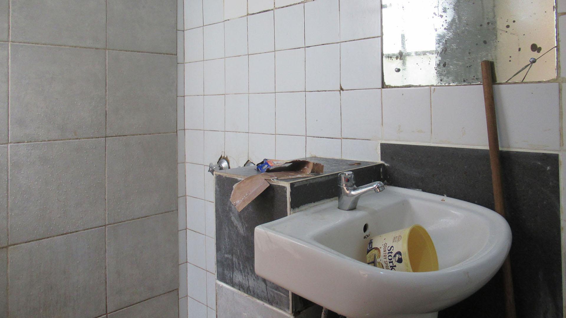 Bathroom 2 - 4 square meters of property in Bezuidenhout Valley