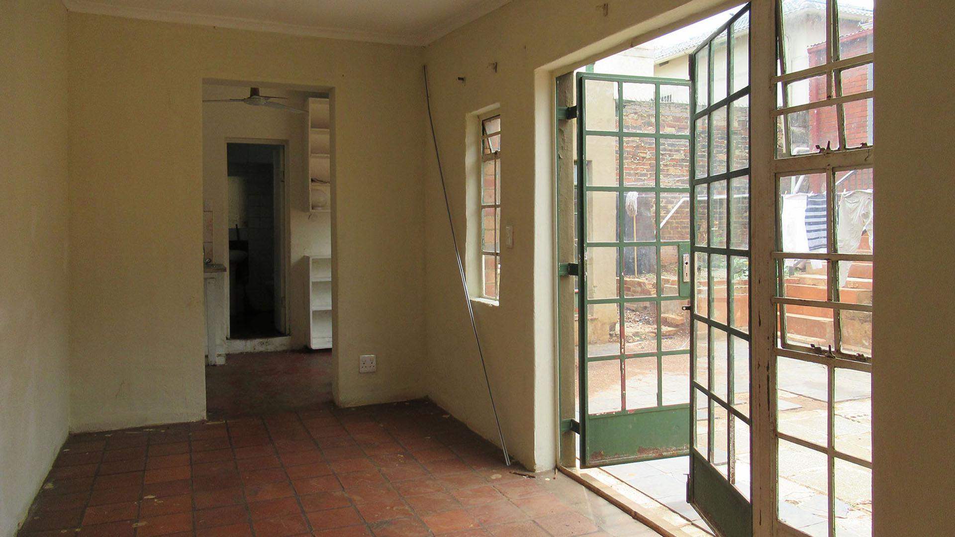 Lounges - 33 square meters of property in Bezuidenhout Valley