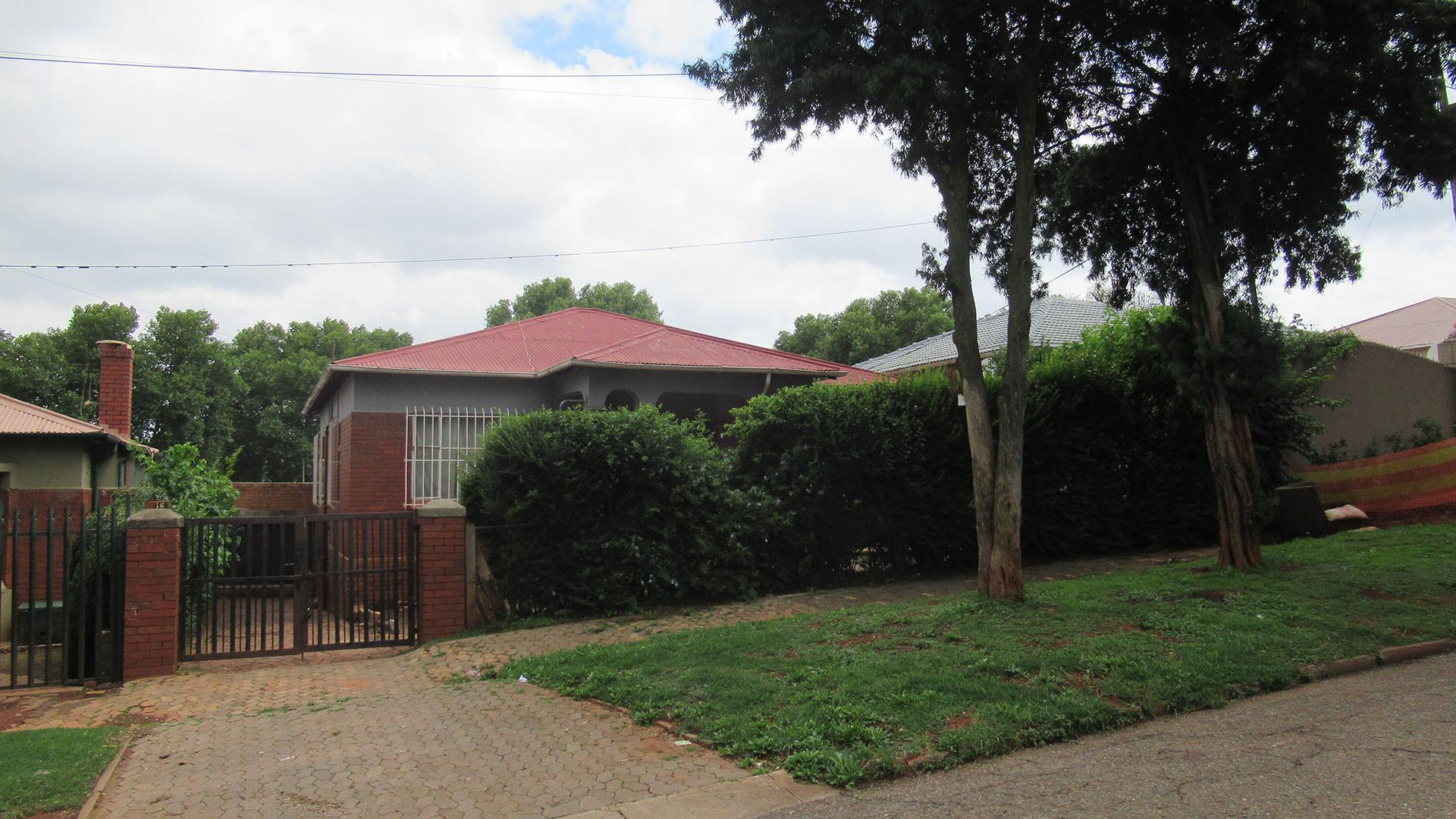 Front View of property in Bezuidenhout Valley
