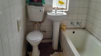 Bathroom 1 of property in Bezuidenhout Valley