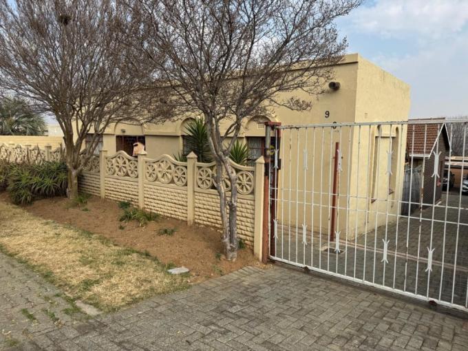4 Bedroom House for Sale For Sale in Bosmont - MR688011