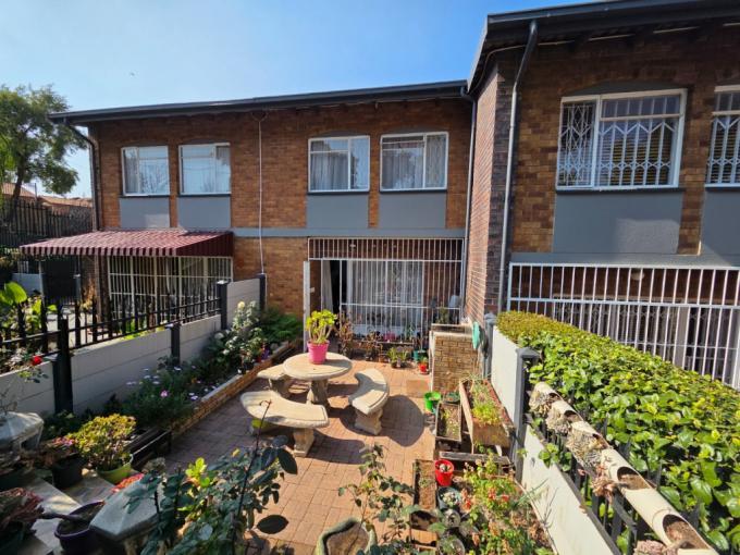 2 Bedroom Simplex for Sale For Sale in South Crest - MR688029
