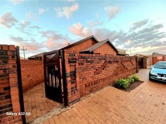 4 Bedroom House for Sale For Sale in Protea Glen - MR688042