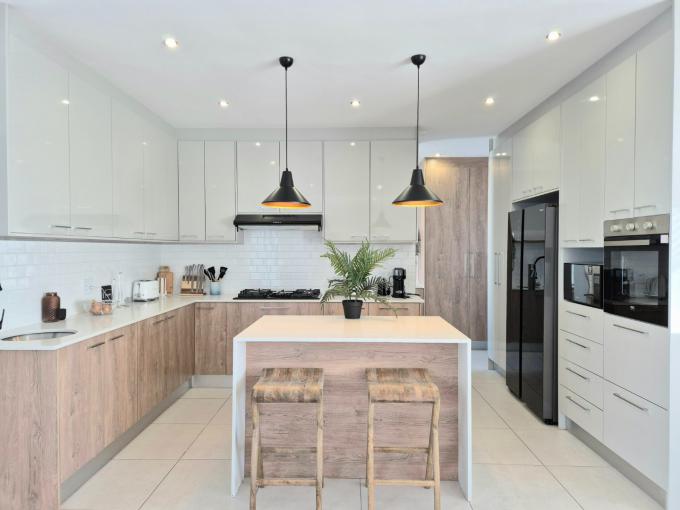 4 Bedroom House for Sale For Sale in The Sandown - MR688076