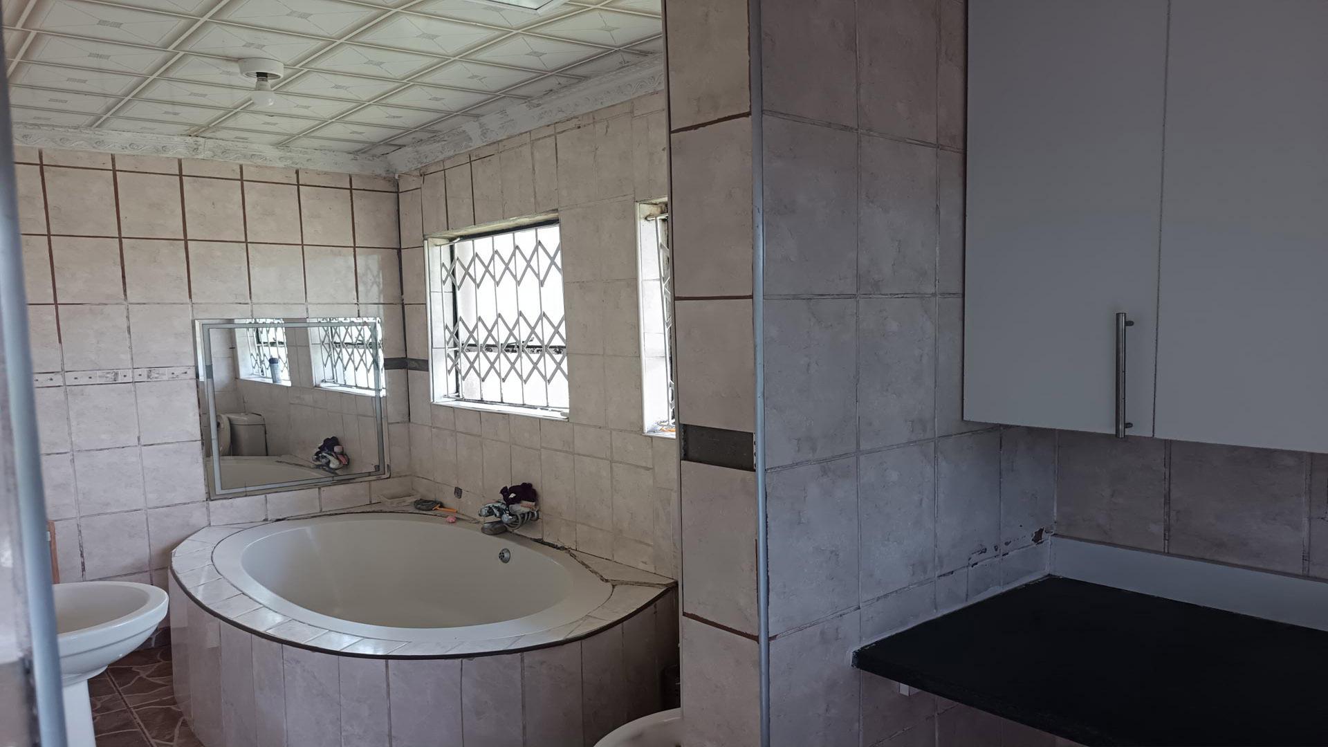 Bathroom 2 of property in Makhado (Louis Trichard)