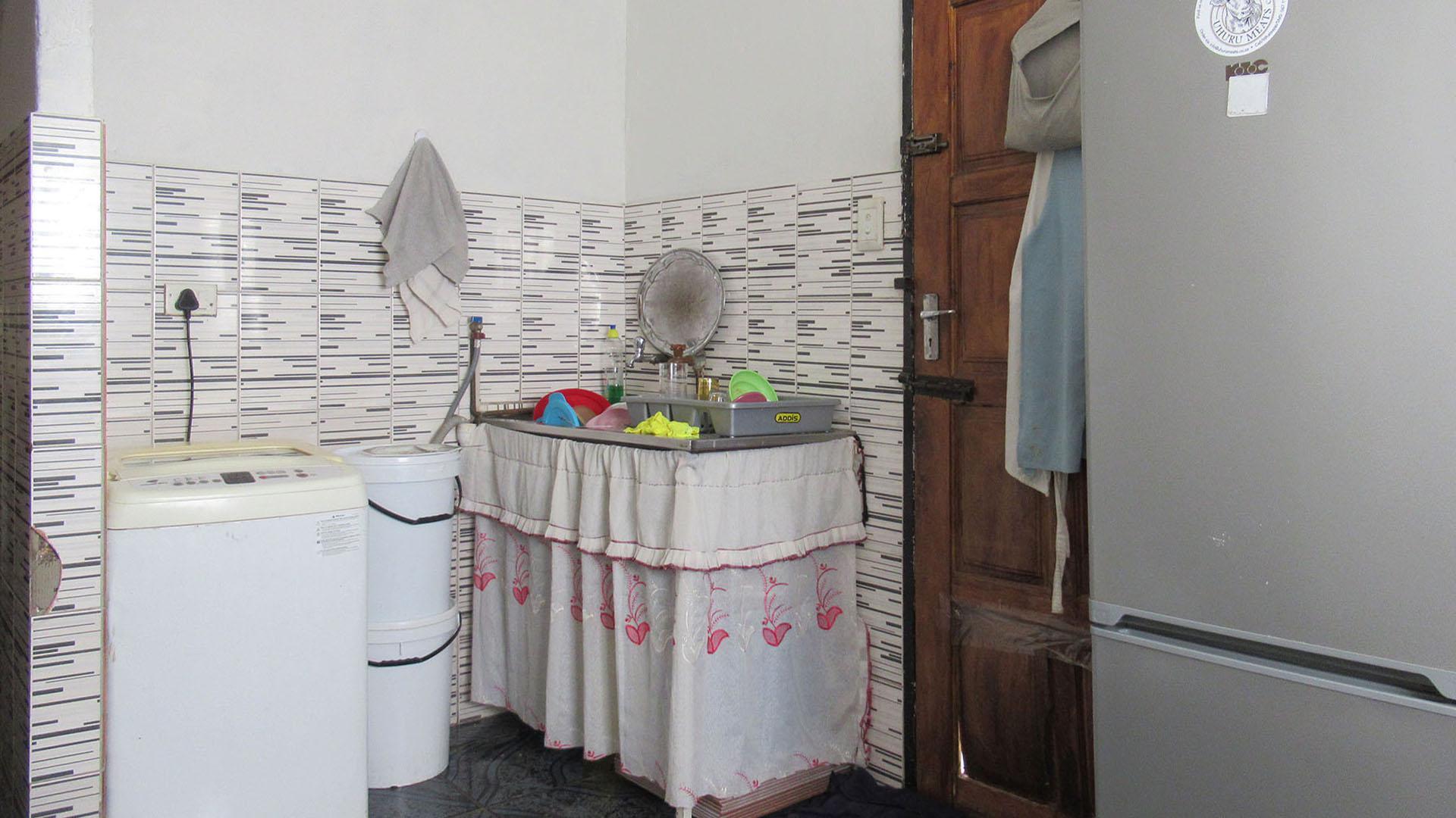 Kitchen - 9 square meters of property in Lenasia South