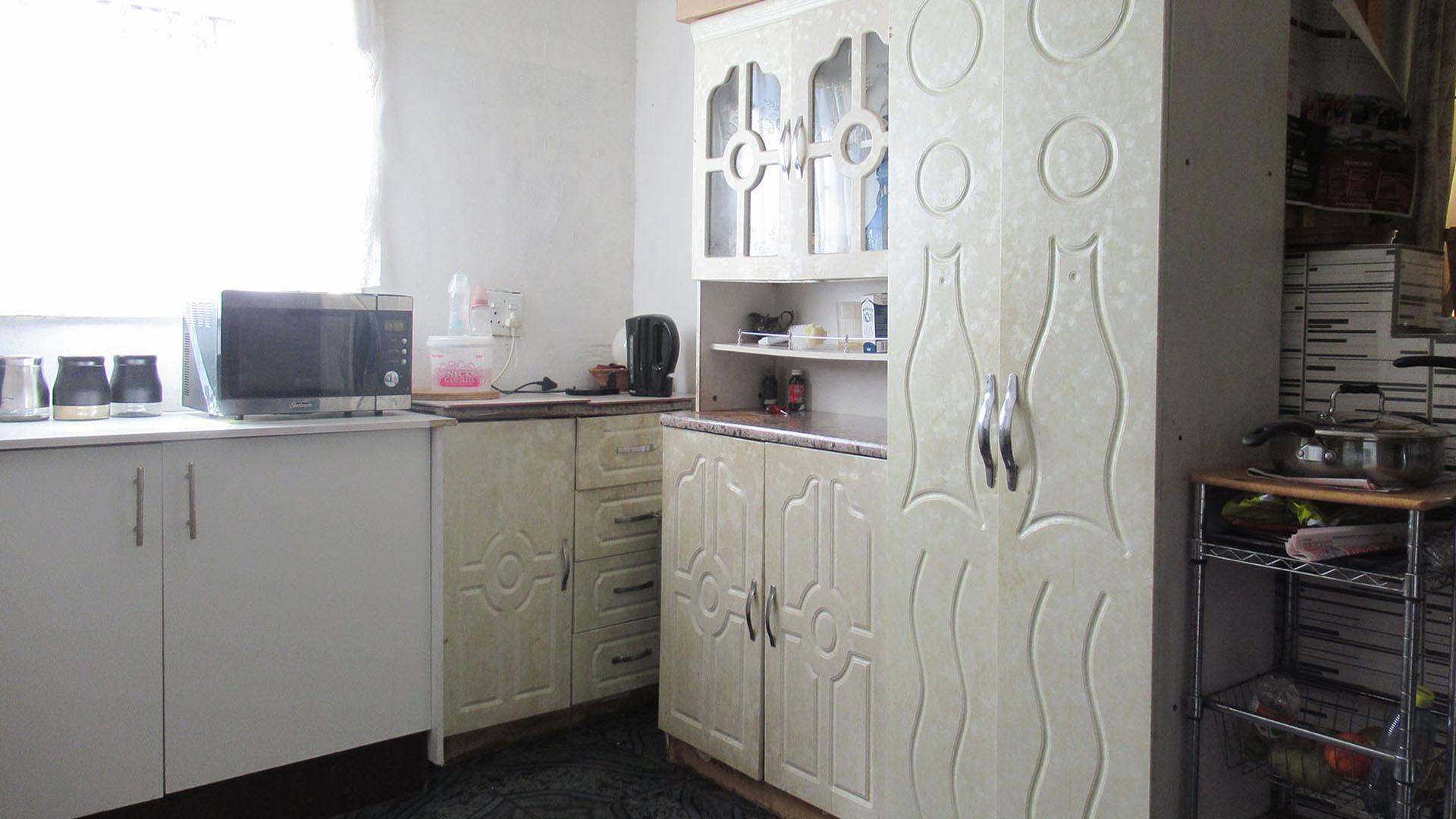 Kitchen - 9 square meters of property in Lenasia South