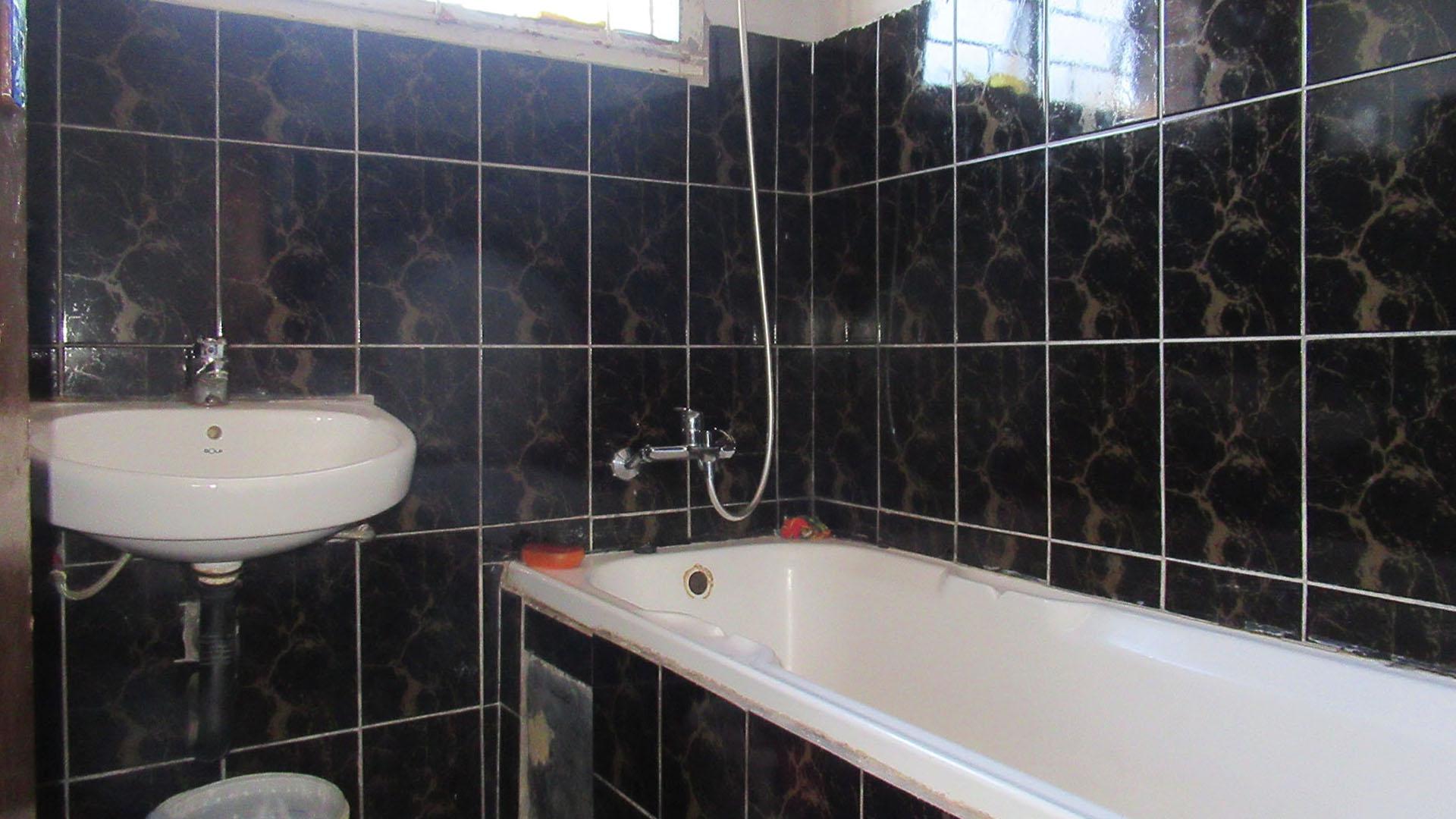 Bathroom 1 - 3 square meters of property in Lenasia South