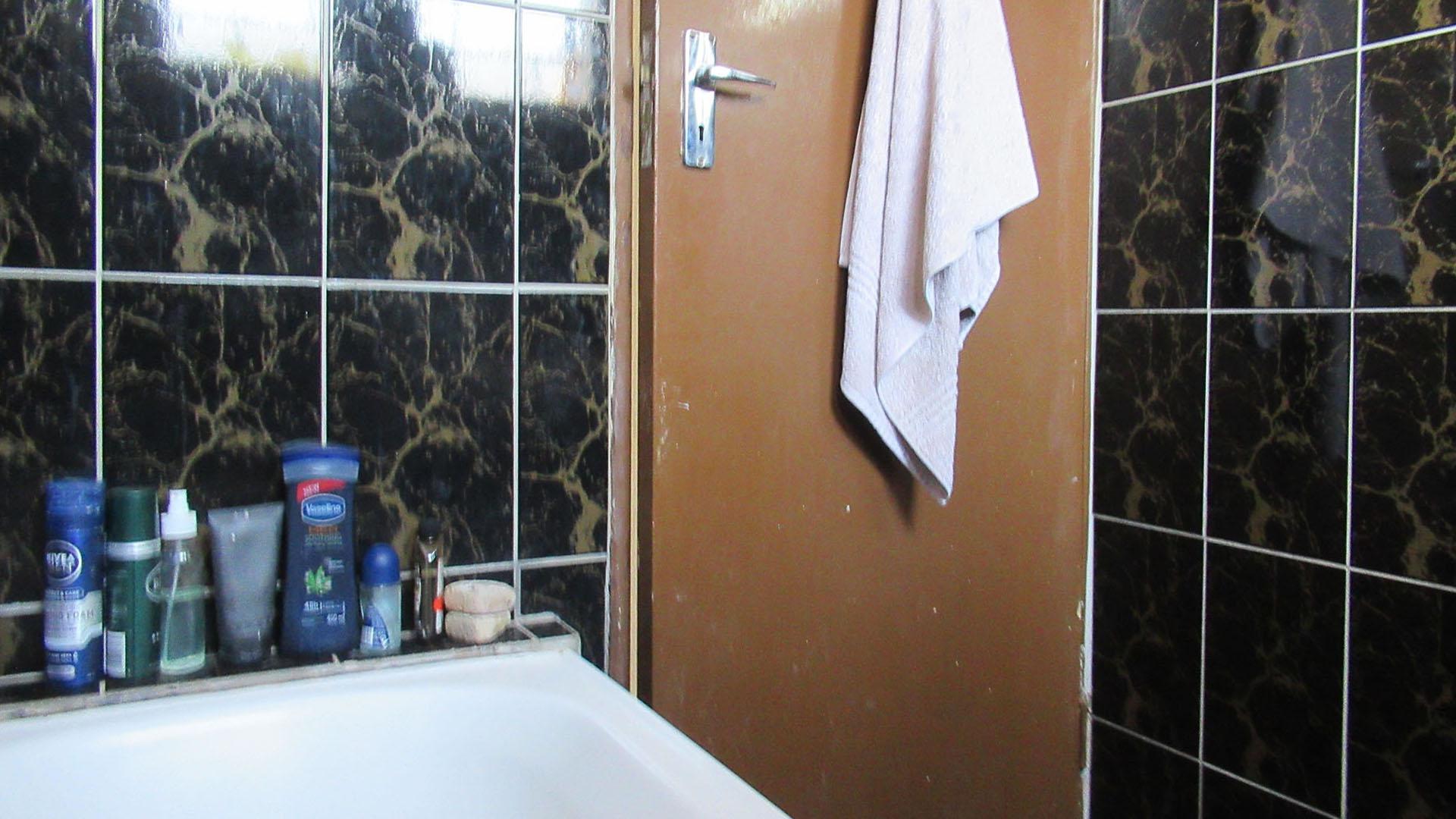 Bathroom 1 - 3 square meters of property in Lenasia South