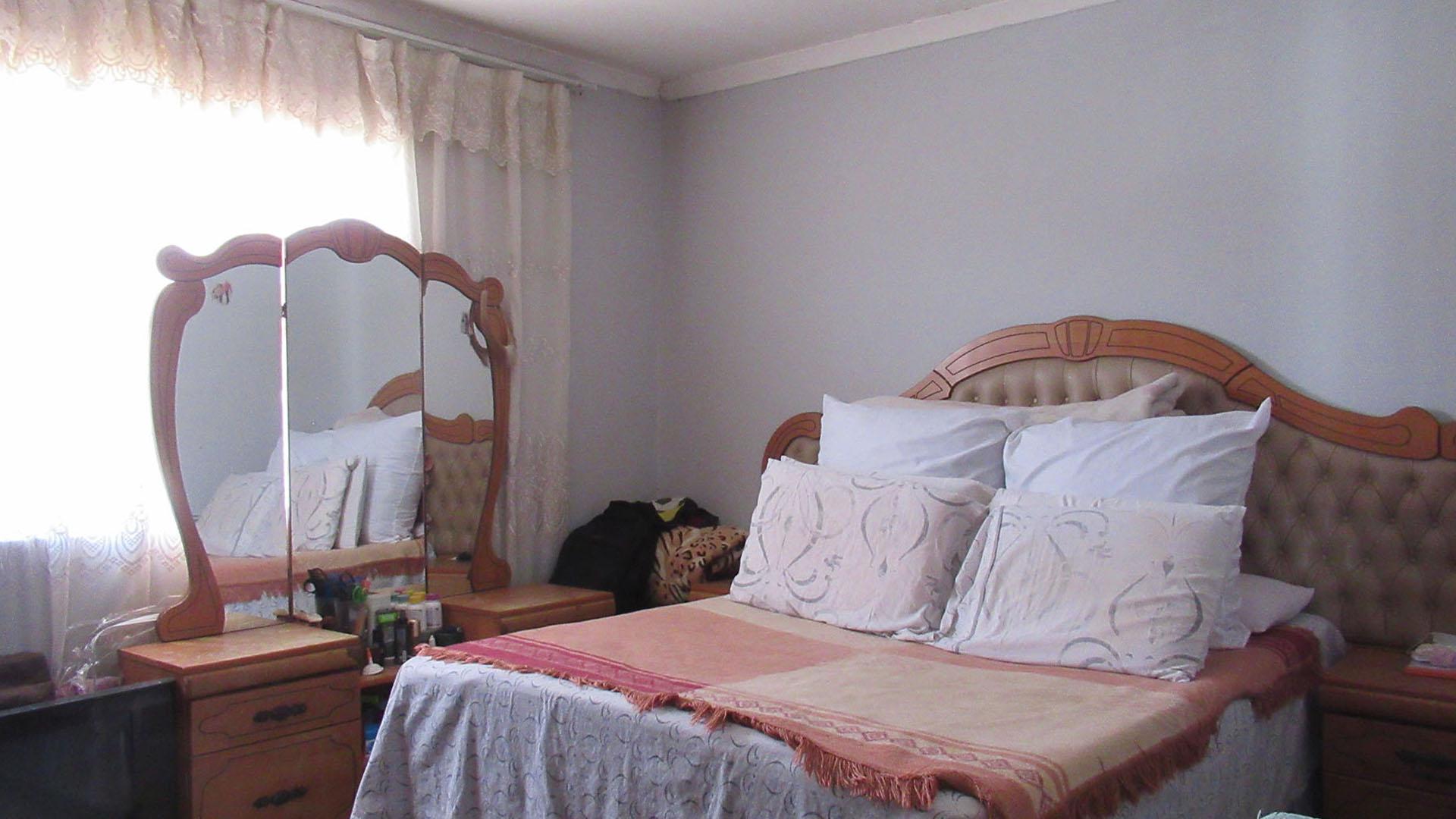 Bed Room 1 - 13 square meters of property in Lenasia South