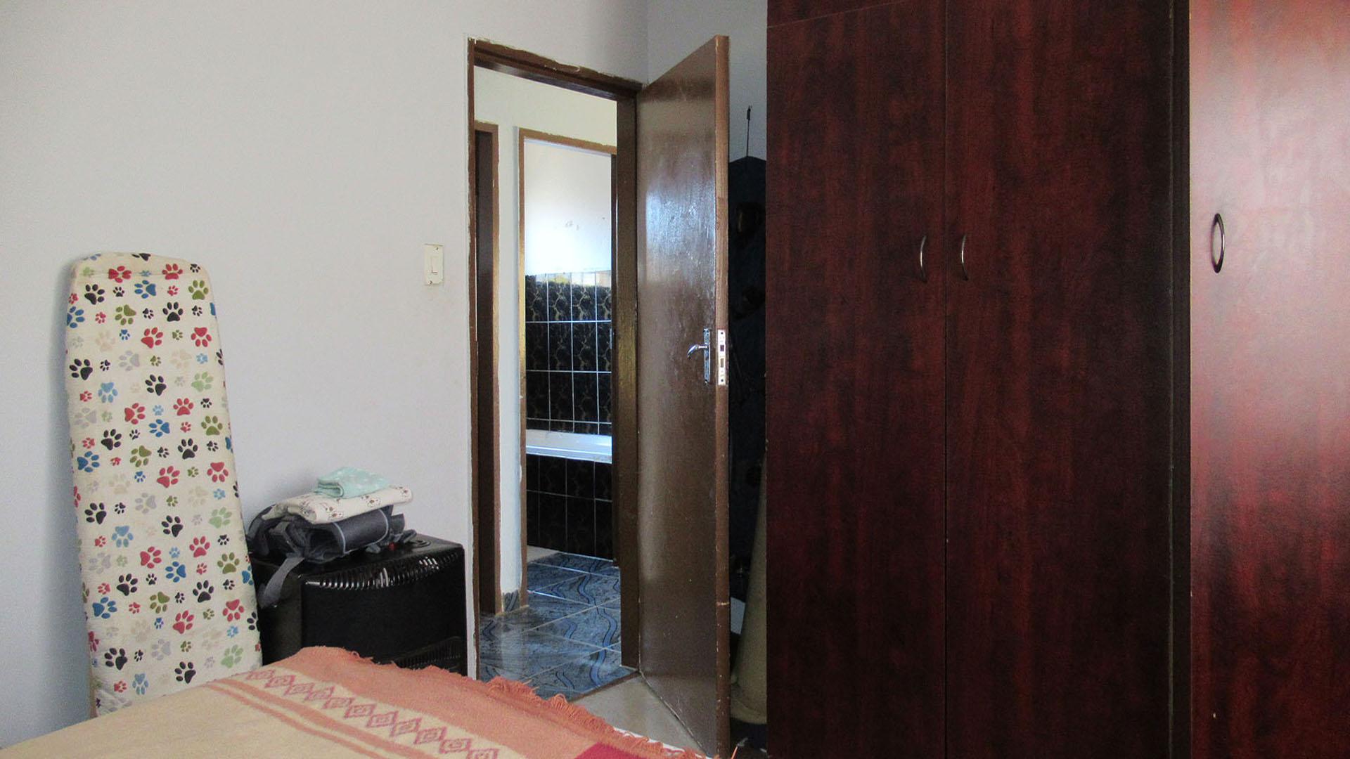 Bed Room 1 - 13 square meters of property in Lenasia South