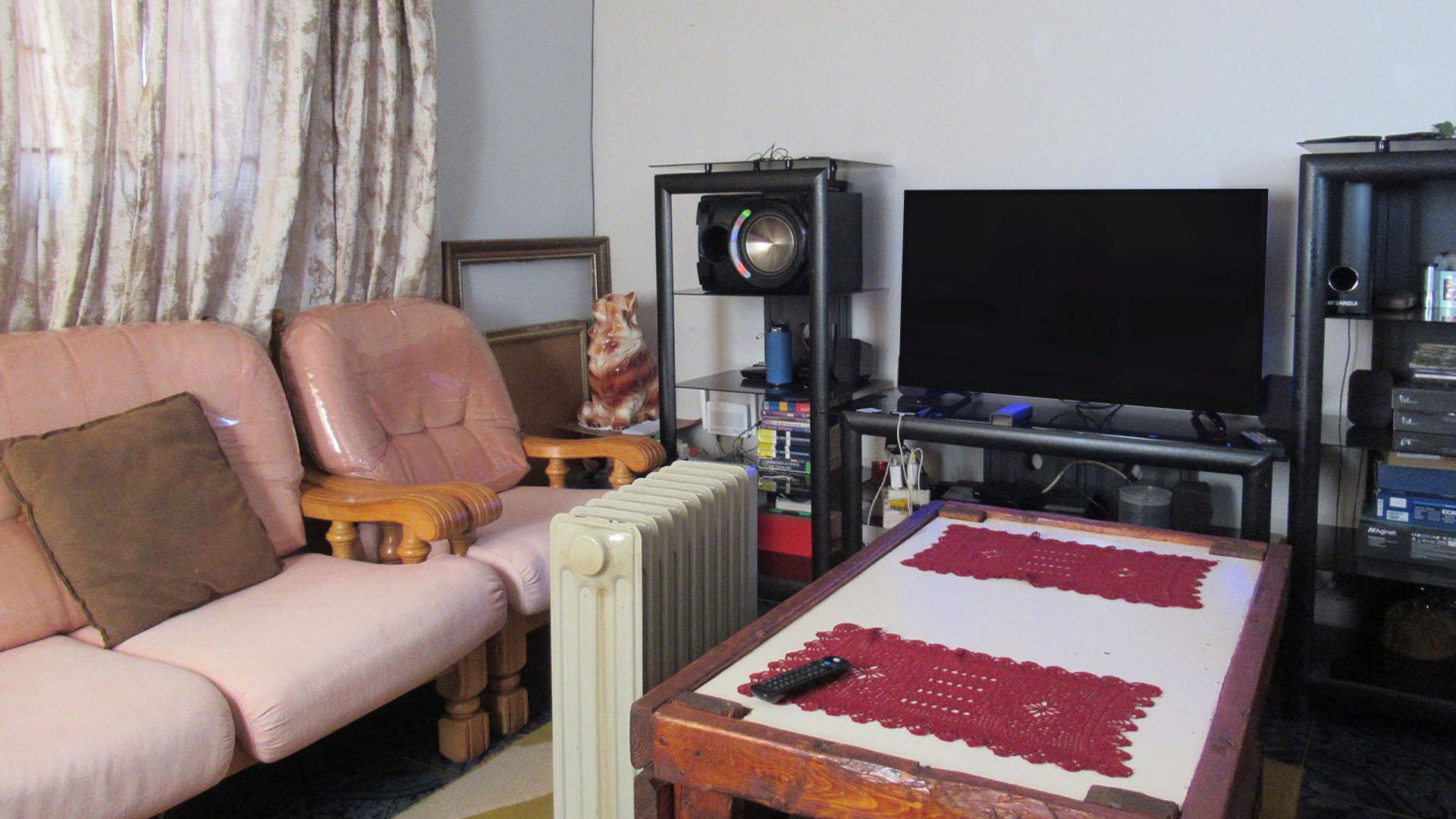 Lounges - 10 square meters of property in Lenasia South