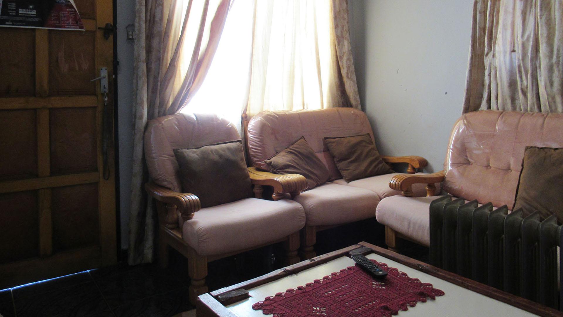 Lounges - 10 square meters of property in Lenasia South