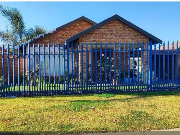 2 Bedroom House for Sale For Sale in Van Dykpark - MR688147
