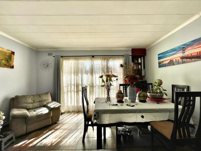 2 Bedroom Simplex for Sale For Sale in South Crest - MR688195