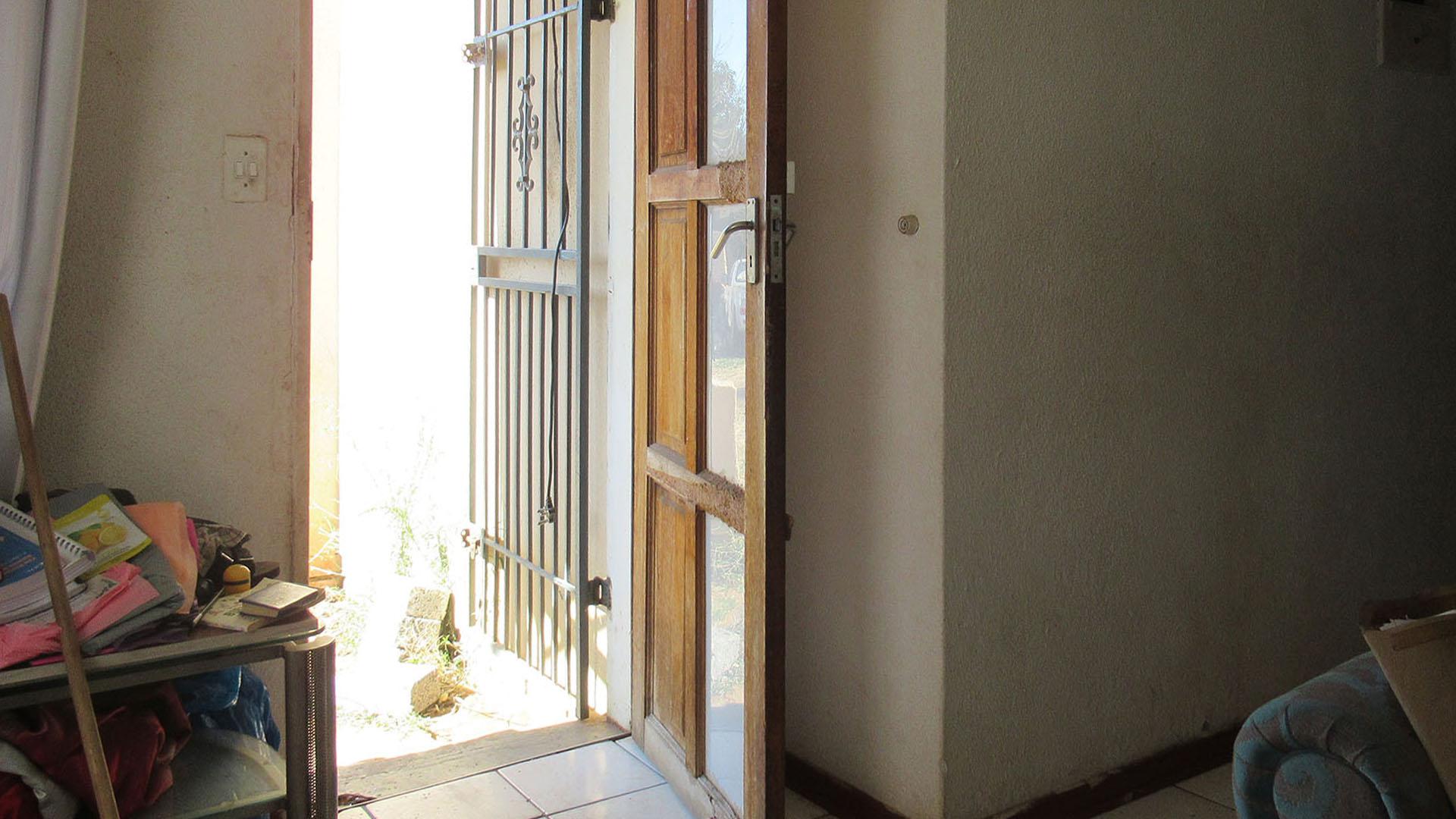 Lounges - 13 square meters of property in Lenasia South
