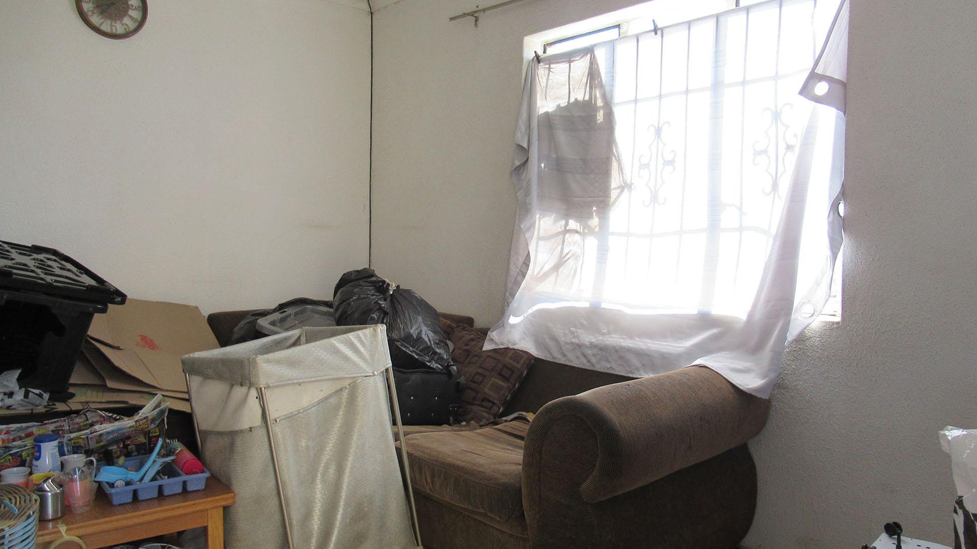 Lounges - 13 square meters of property in Lenasia South