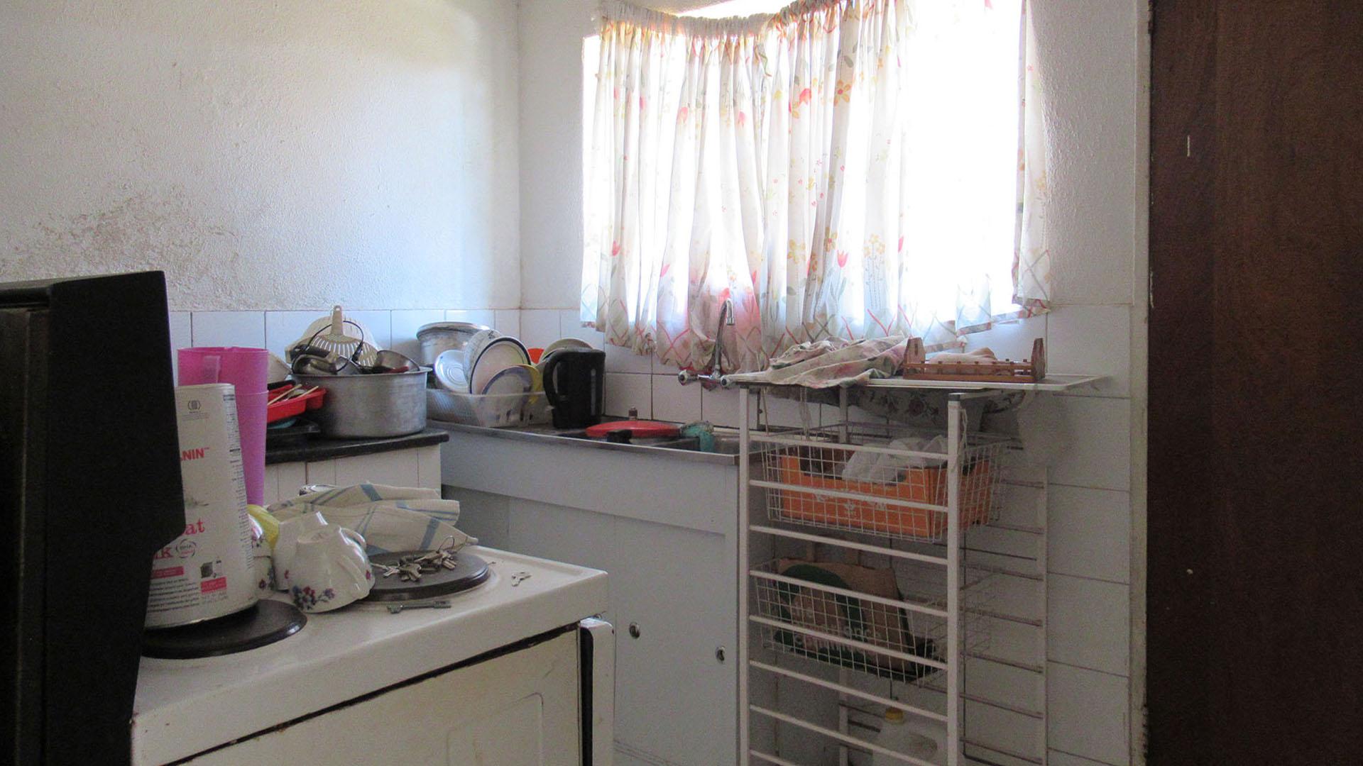 Kitchen - 8 square meters of property in Lenasia South