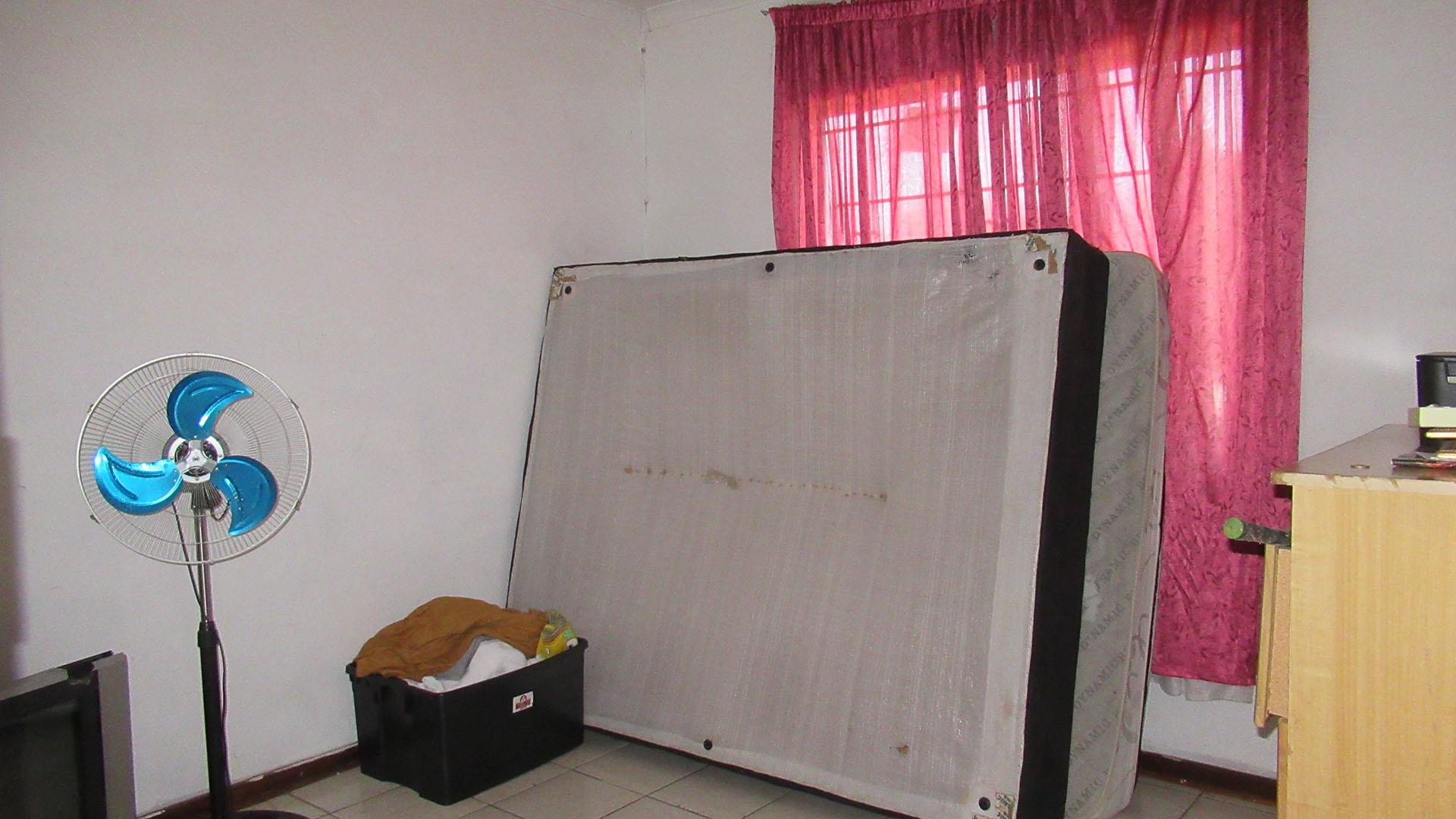 Bed Room 1 - 8 square meters of property in Lenasia South