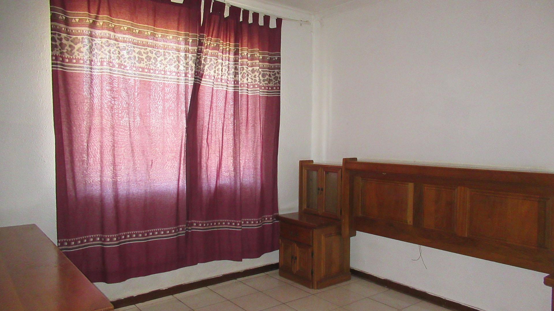 Bed Room 2 - 9 square meters of property in Lenasia South