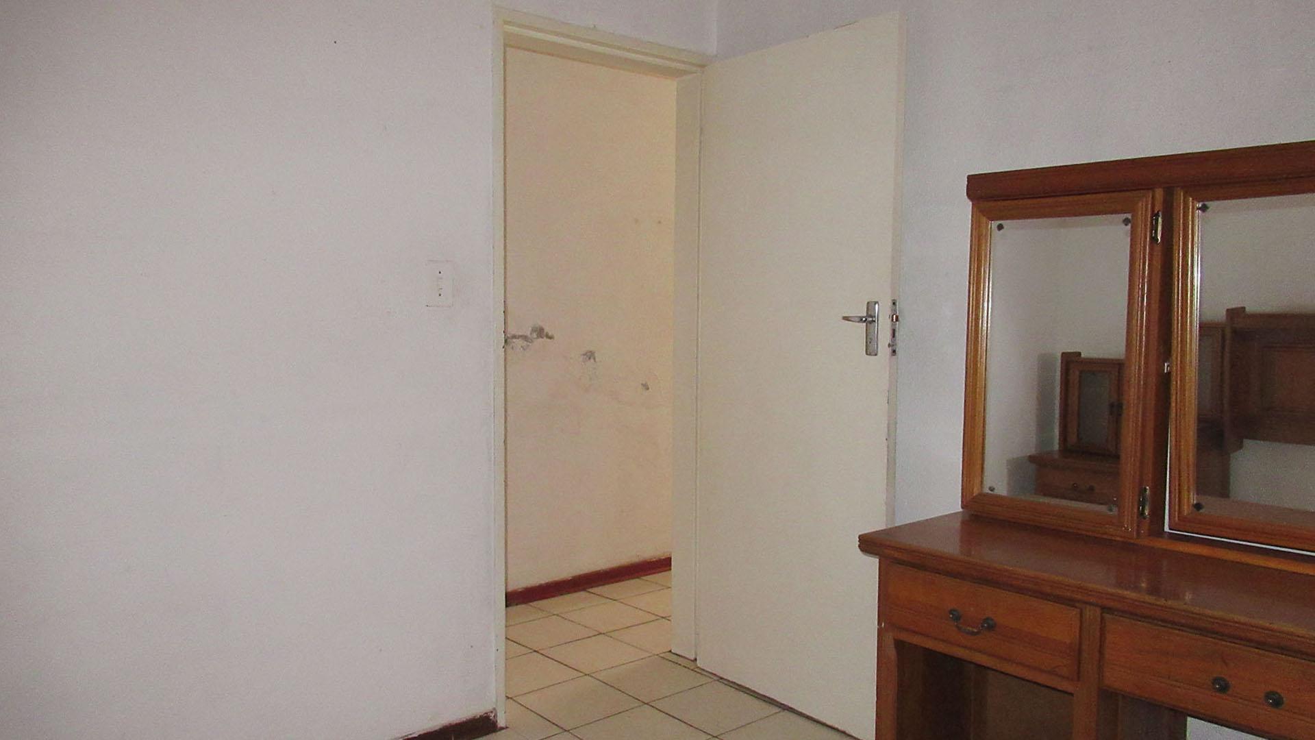 Bed Room 2 - 9 square meters of property in Lenasia South