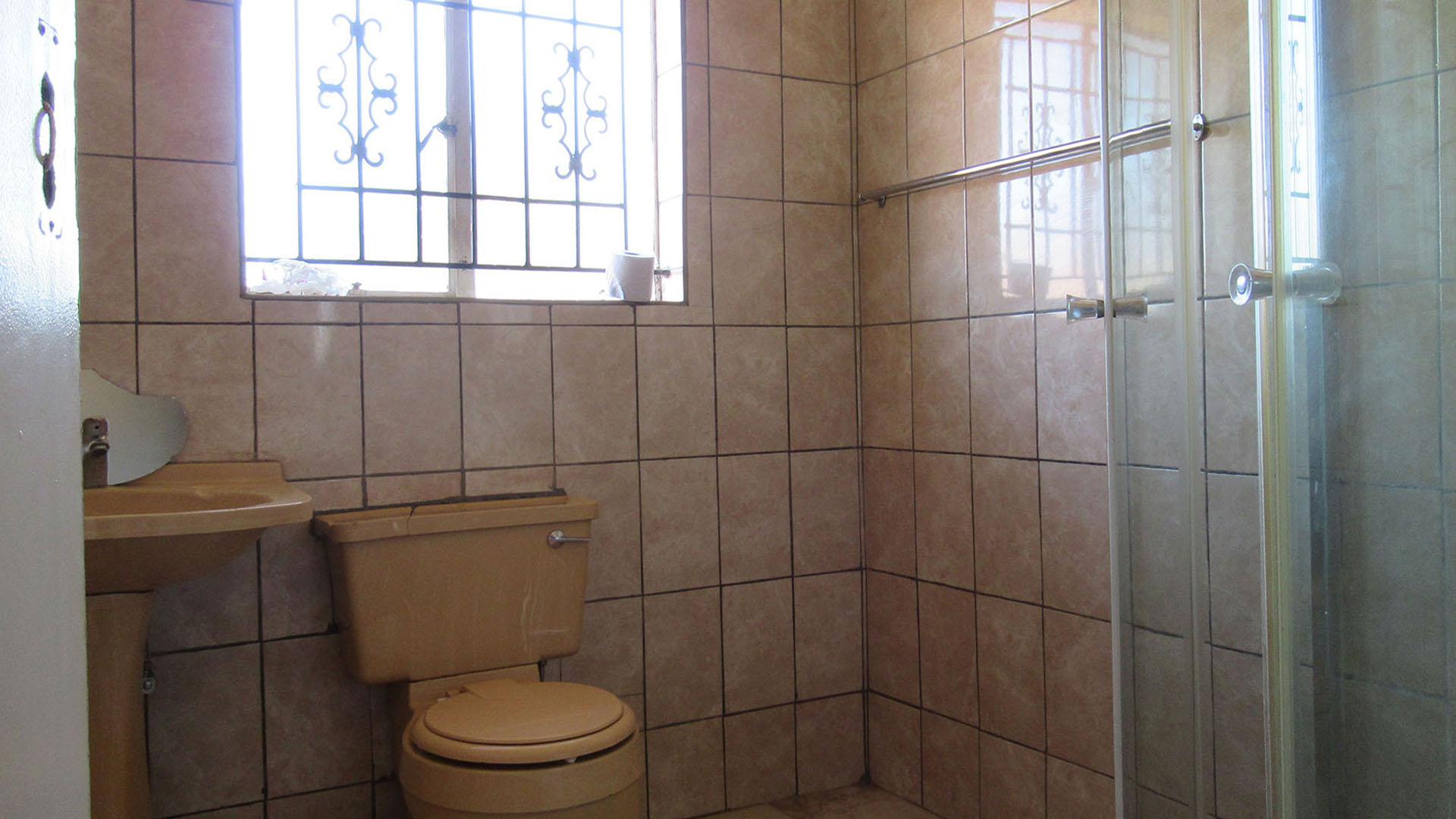 Bathroom 1 - 5 square meters of property in Lenasia South