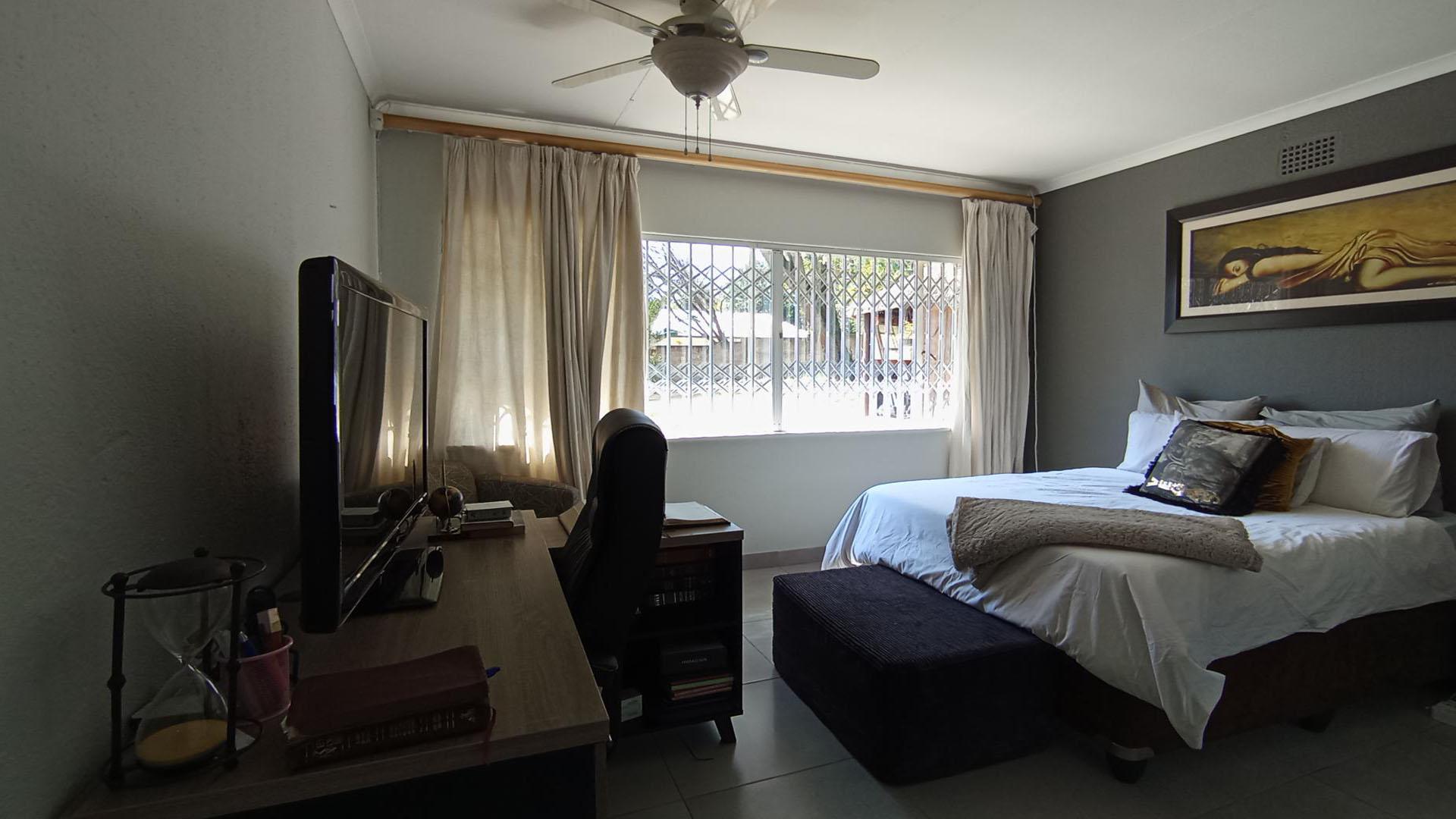 Main Bedroom - 31 square meters of property in Morningside