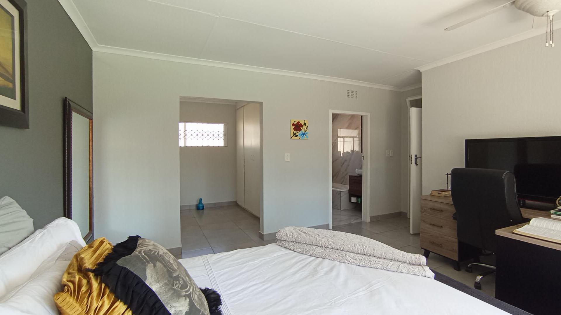 Main Bedroom - 31 square meters of property in Morningside