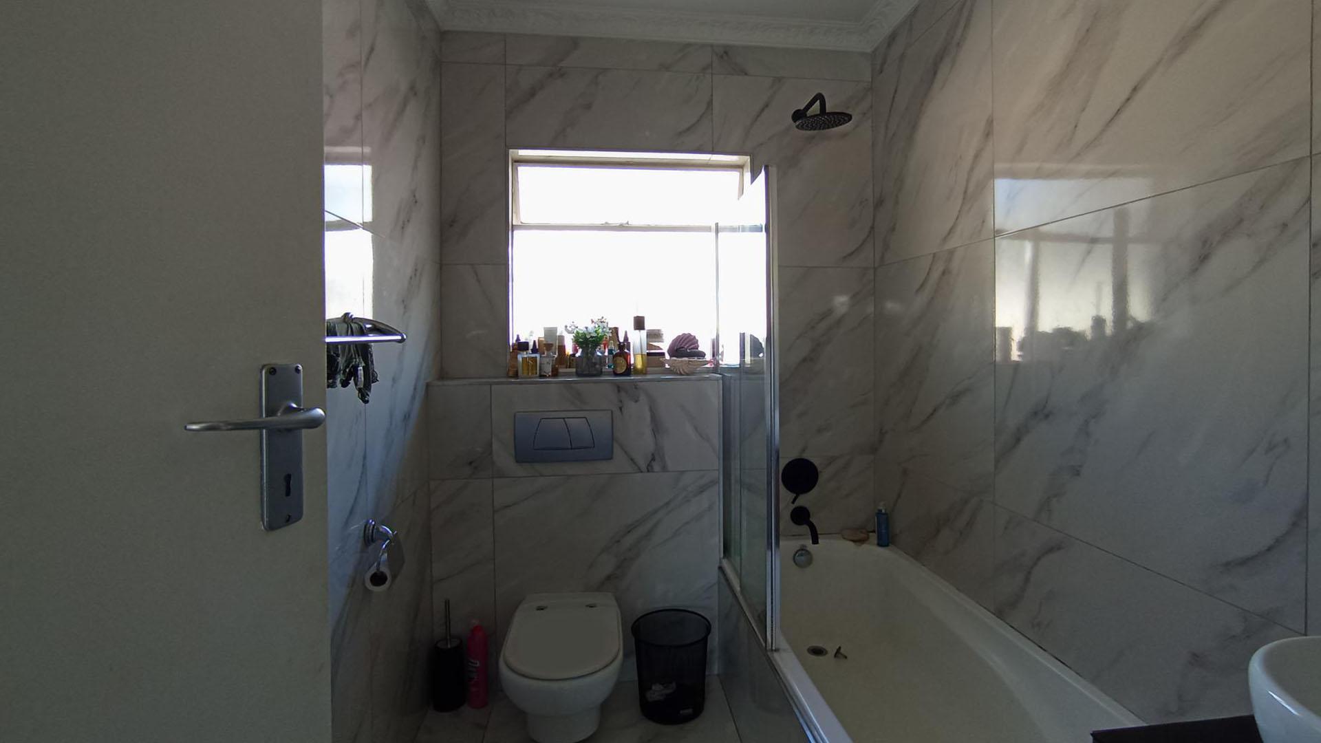 Main Bathroom - 4 square meters of property in Morningside