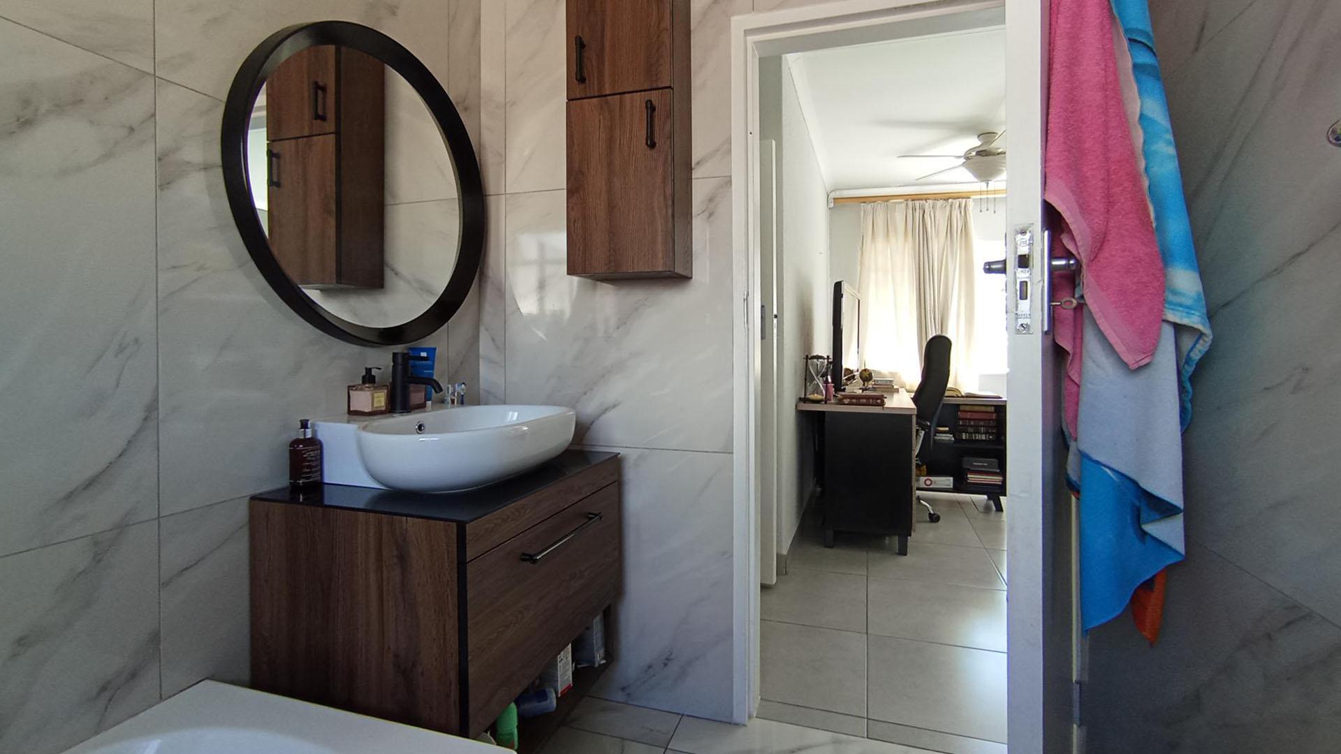 Main Bathroom - 4 square meters of property in Morningside