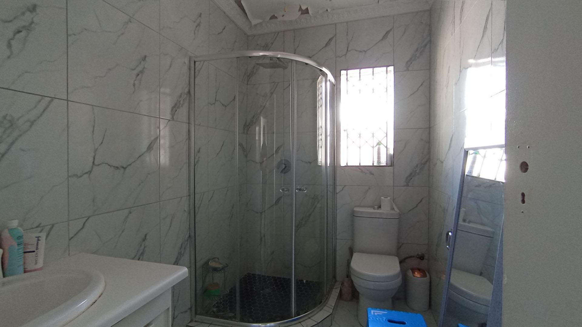 Bathroom 1 - 5 square meters of property in Morningside